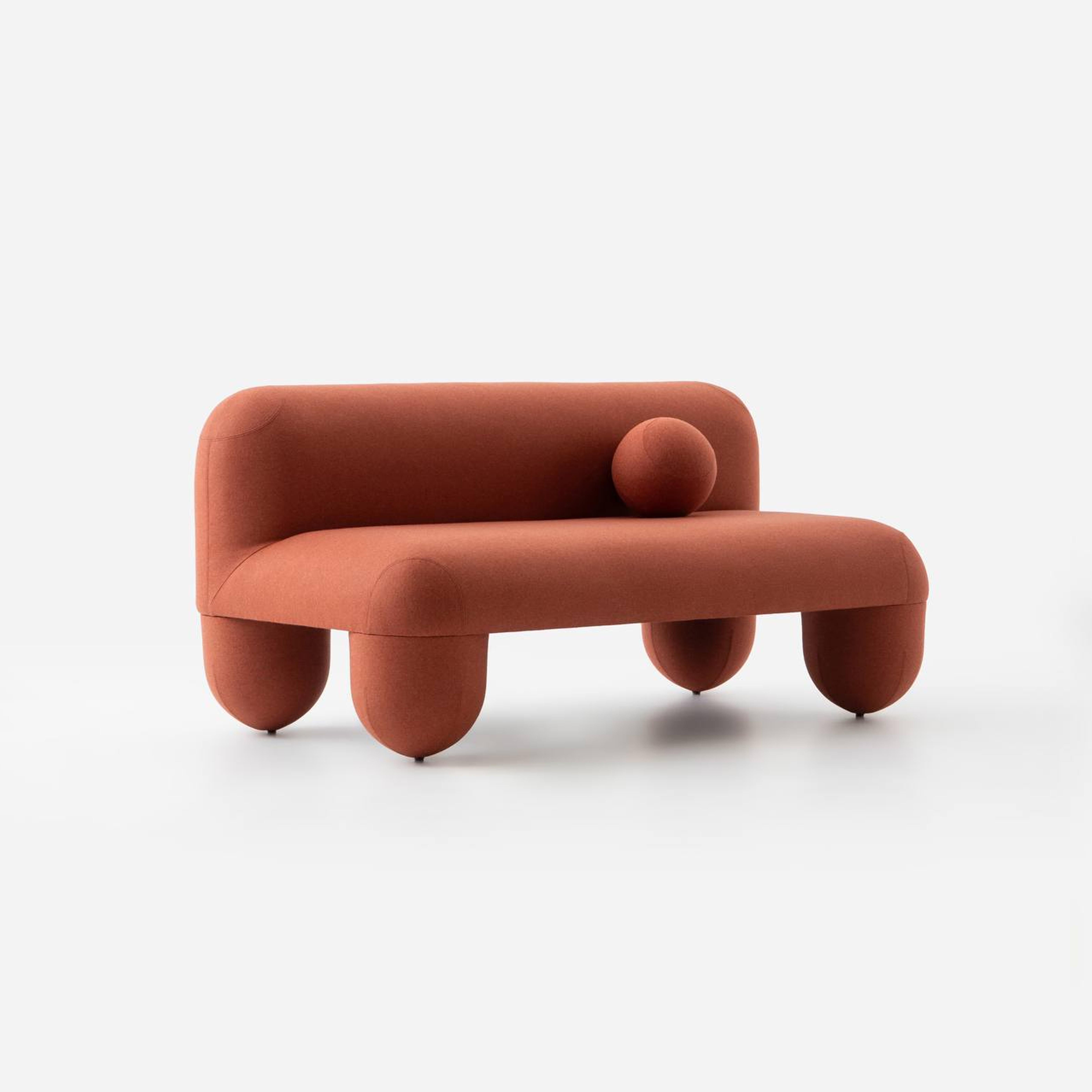Hello Sofa di NOOM
Dimensioni: L 150 x P 85 x H 73 cm 
Materiali: legno, compensato, schiuma, schiuma sagomata, tessuto...
Peso: 37 kg

Il divano a tre posti HELLO mira a creare un'atmosfera giocosa e invitante e ad aggiungere un tocco di stile a