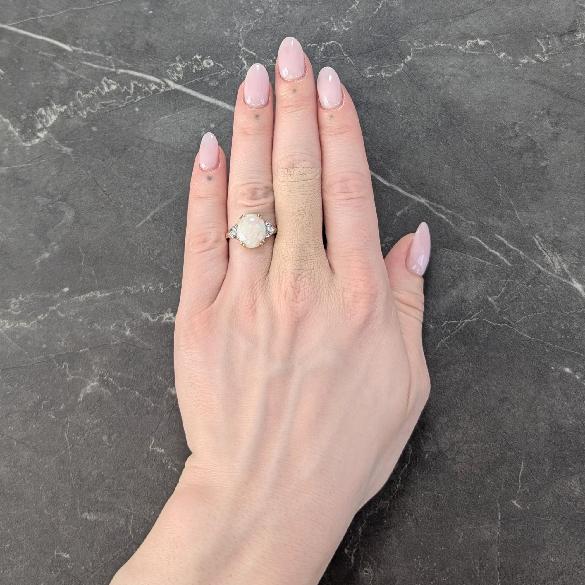 Al centro un opale cabochon di forma ovale di 10,0 x 12,0 mm
Colore del corpo bianco traslucido e giochi di colore spettrali.
Incastonato con rebbi a forma di artiglio e affiancato da spalle a cattedrale
Top Form in oro bianco con diamanti
