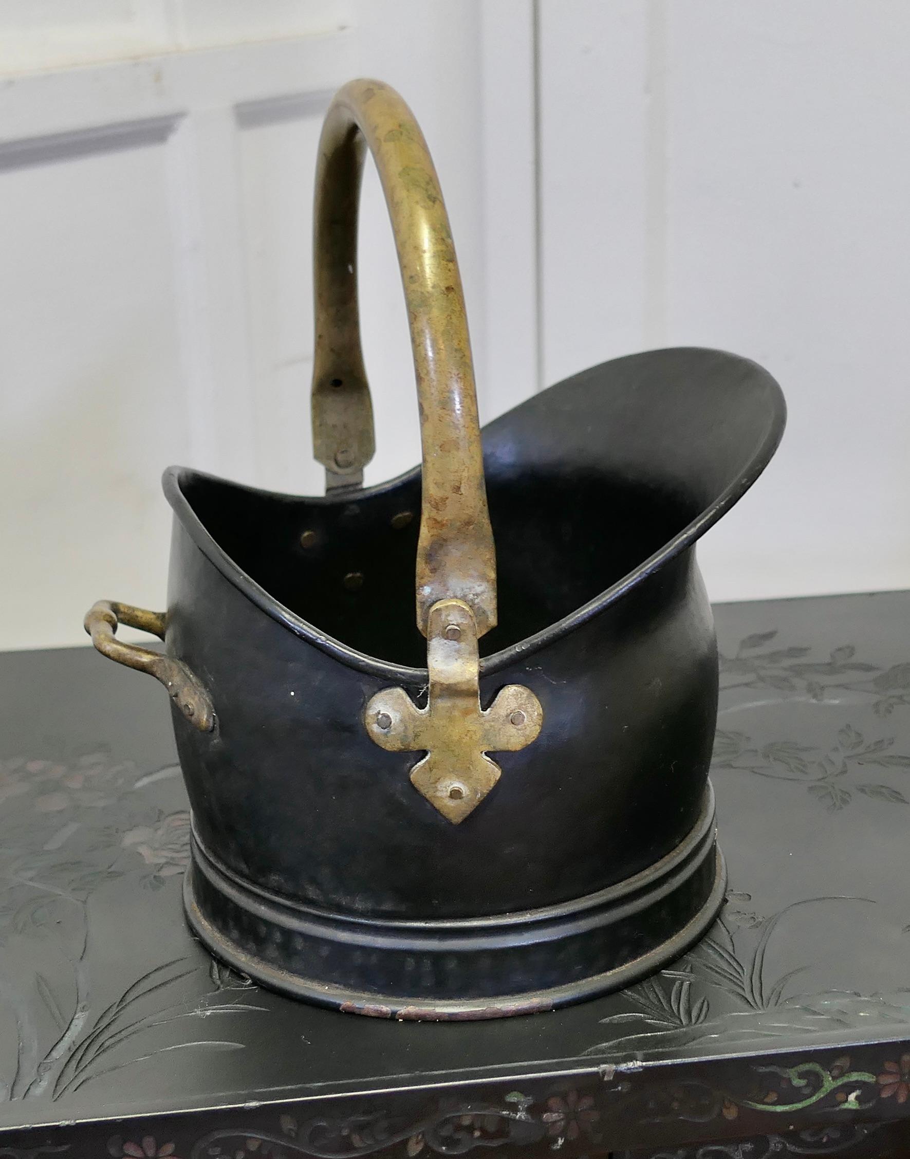 Helmet Coal Scuttle Planter    In Good Condition For Sale In Chillerton, Isle of Wight