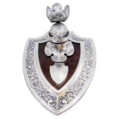 Helmet-shaped silver inkwell on rosewood with shells 
stamp box