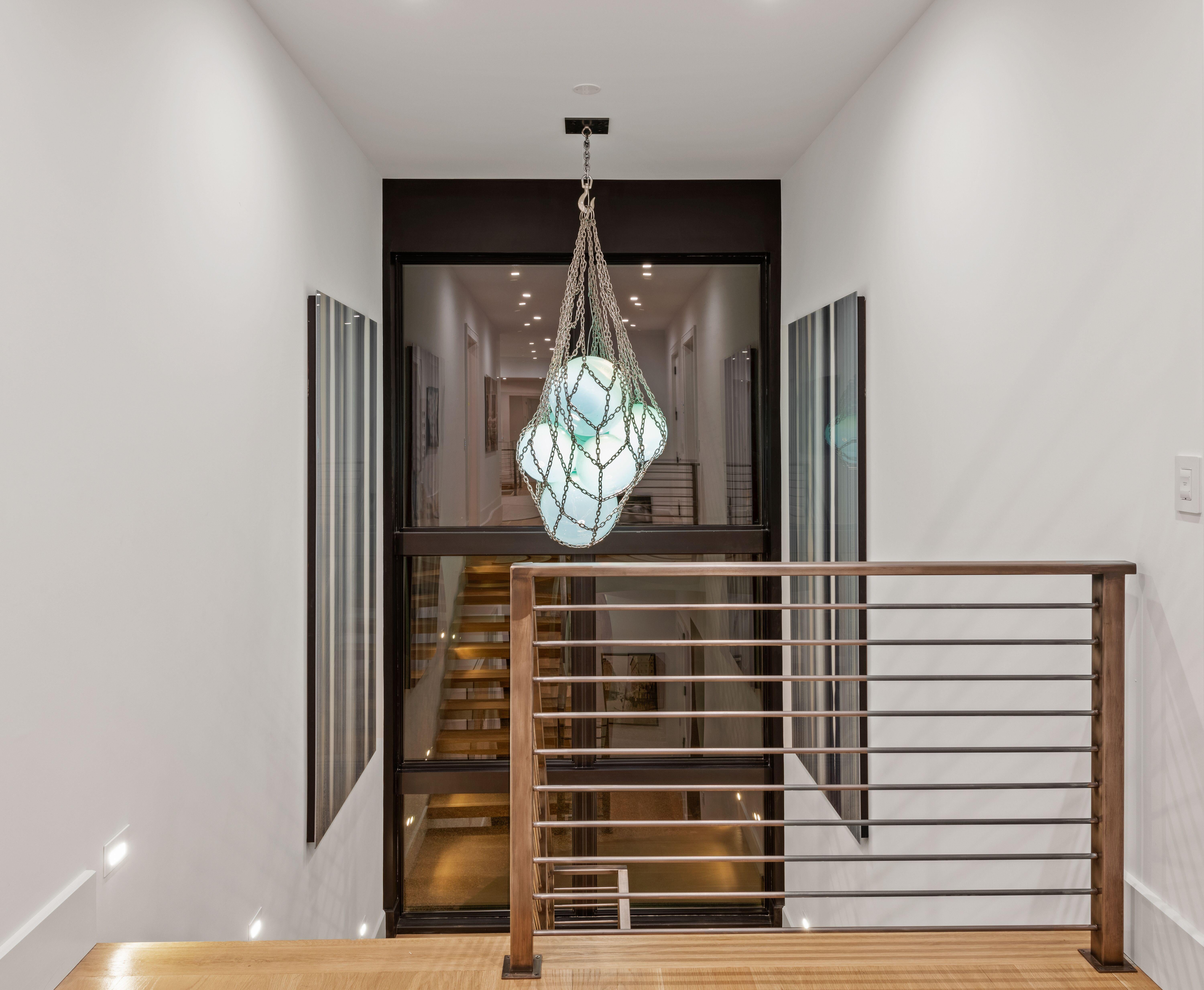 Helmi 9 Kronleuchter von Cameron Design House
Abmessungen: D 90 x H 160 cm
MATERIALIEN: Mundgeblasenes Glas, Stahl.

Die Abmessungen dienen als Anhaltspunkt; jeder Helmi wird von Hand geformt.

Auch in einer kleineren Version erhältlich.
Erhältlich