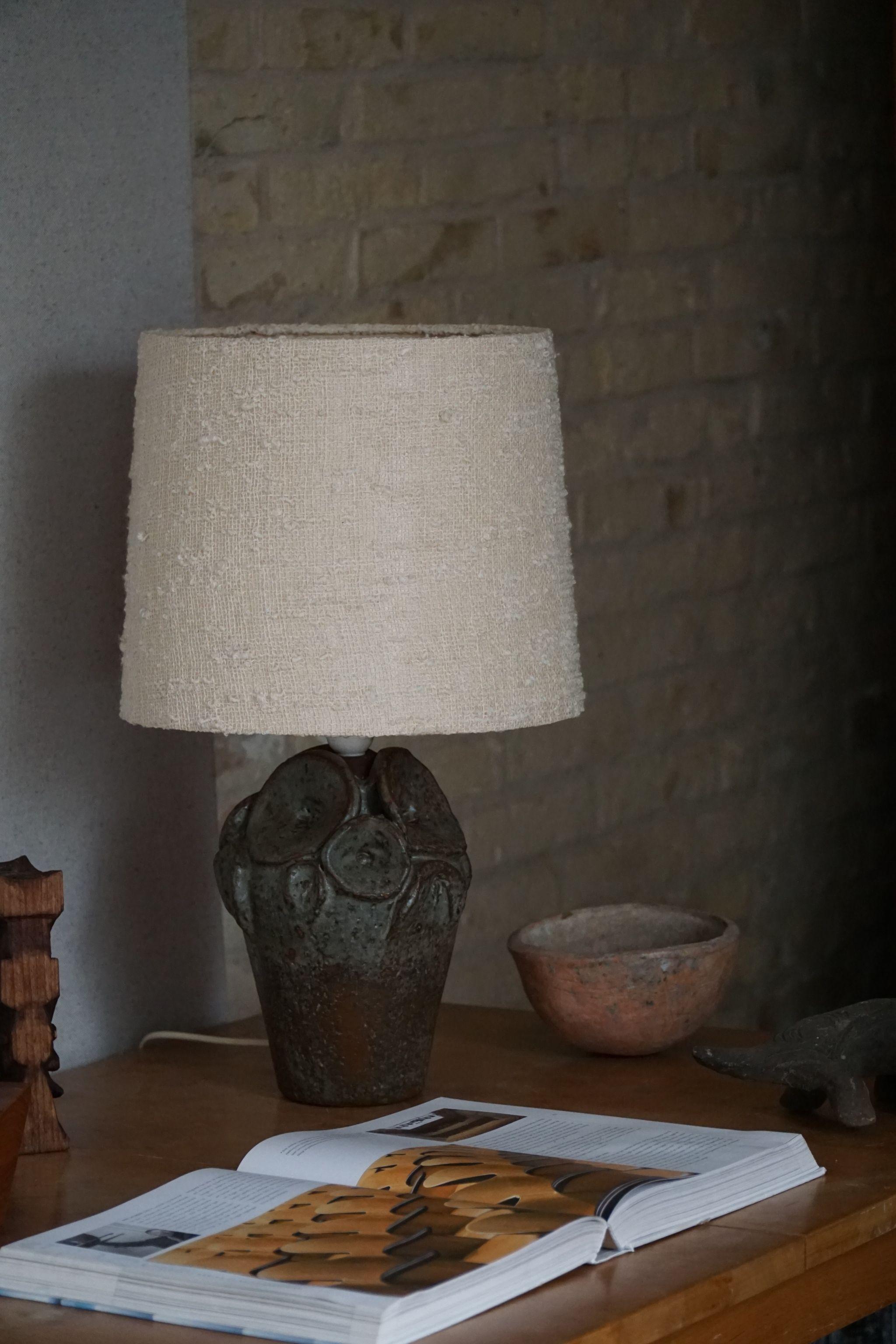 Danish Modern organic shaped stoneware table lamp with flower motifs. Made in various earthern / brown colors. Made in the 1970s by Helmich Keramik, signed underneath. 

This item is in a great vintage condition. This beautiful and calm lighting