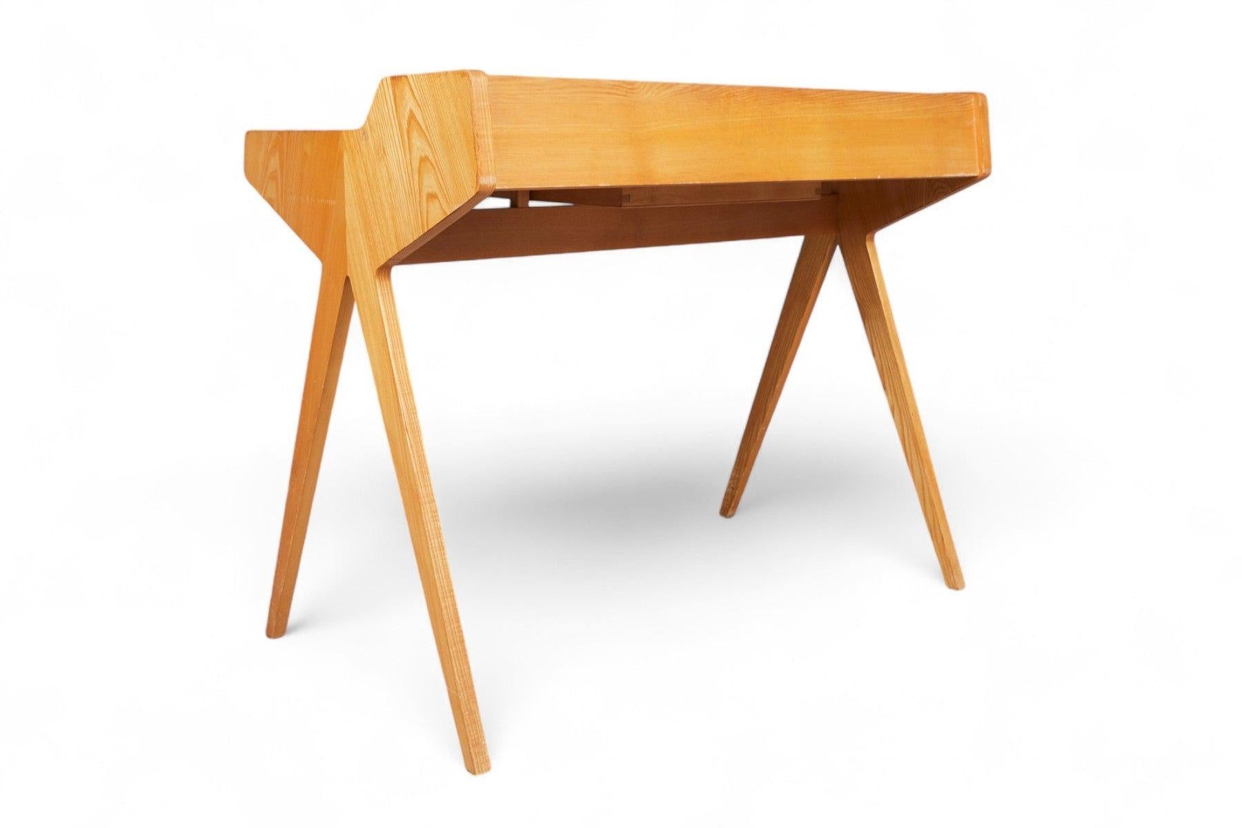 Origin: Germany
Designer: Helmut Lagg
Manufacturer: WK Furniture
Era: 1950s
Materials: Pine
Measurements: 39.5