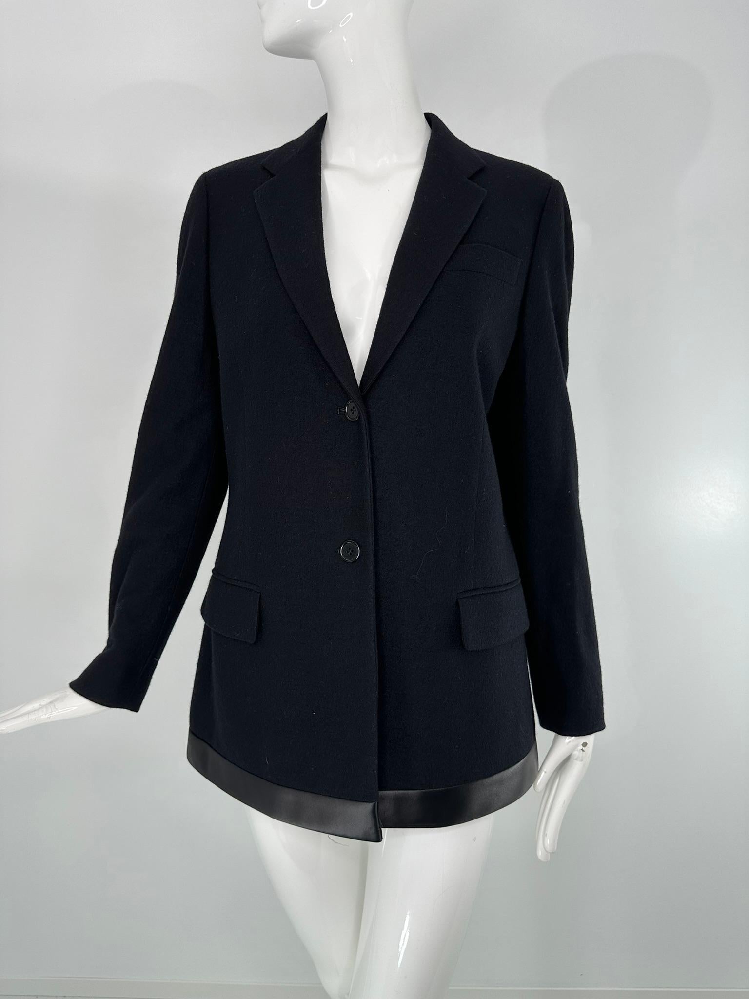 Giacca monopetto minimalista di Helmut Lang in lana nera con ampia fascia in raso nero sull'orlo, taglia 44. Completamente foderato. La tasca anteriore con patta è aperta, il taschino angolare è aperto. Etichetta nera ricamata. Sembra a malapena, se