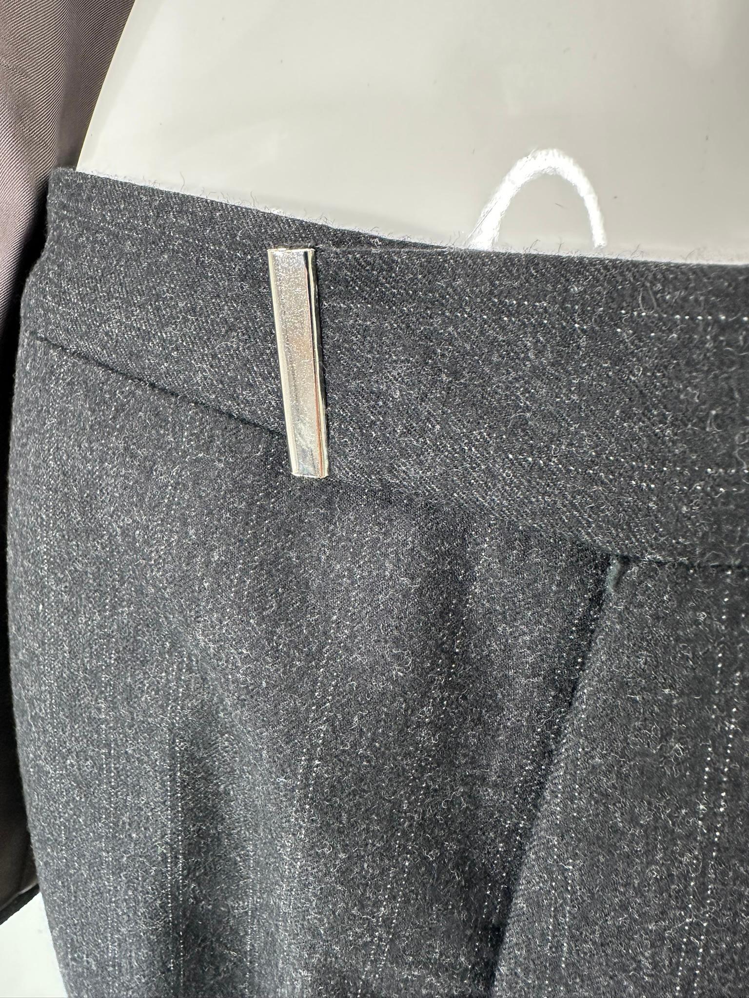 Helmut Lang anni '90, lana grigio scuro con strisce a spillo, abito a pantalone monopetto 44 in vendita 10