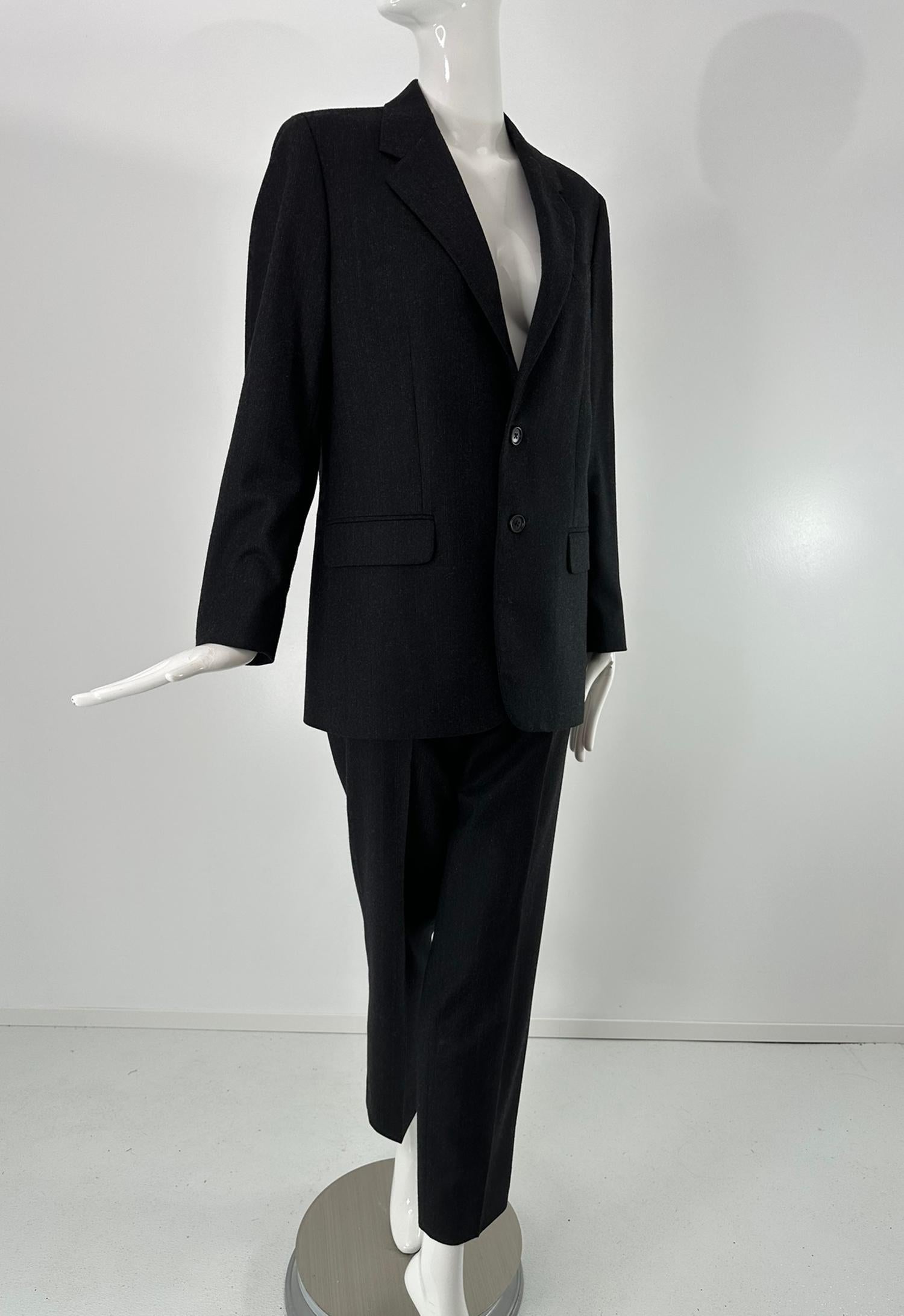 Helmut Lang anni '90, lana grigio scuro a righe, abito monopetto 44. Sembra a malapena, se non mai, indossato.
Giacca monopetto lunga fino ai fianchi, con spacco posteriore profondo sull'orlo centrale. Tasche anteriori con patta, nessuna delle due è