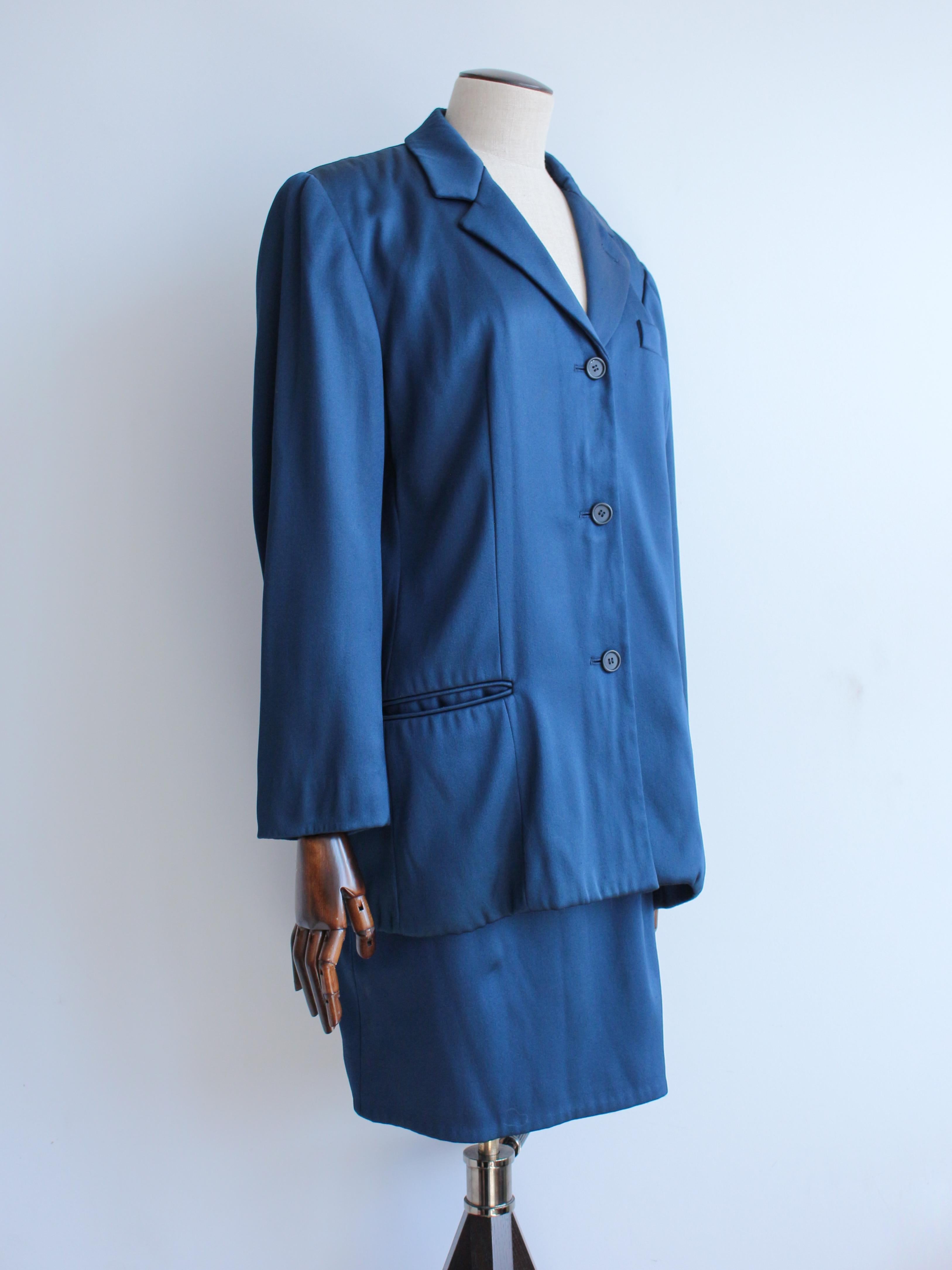 Traje de falda boxy de raso azul Helmut Lang Otoño/Invierno 1990. La americana se mostró en la pasarela en negro, el tejido de satén azul puede verse en otro look.

Americana de tres botones con hombros acolchados, cuerpo con pinzas y bolsillos con