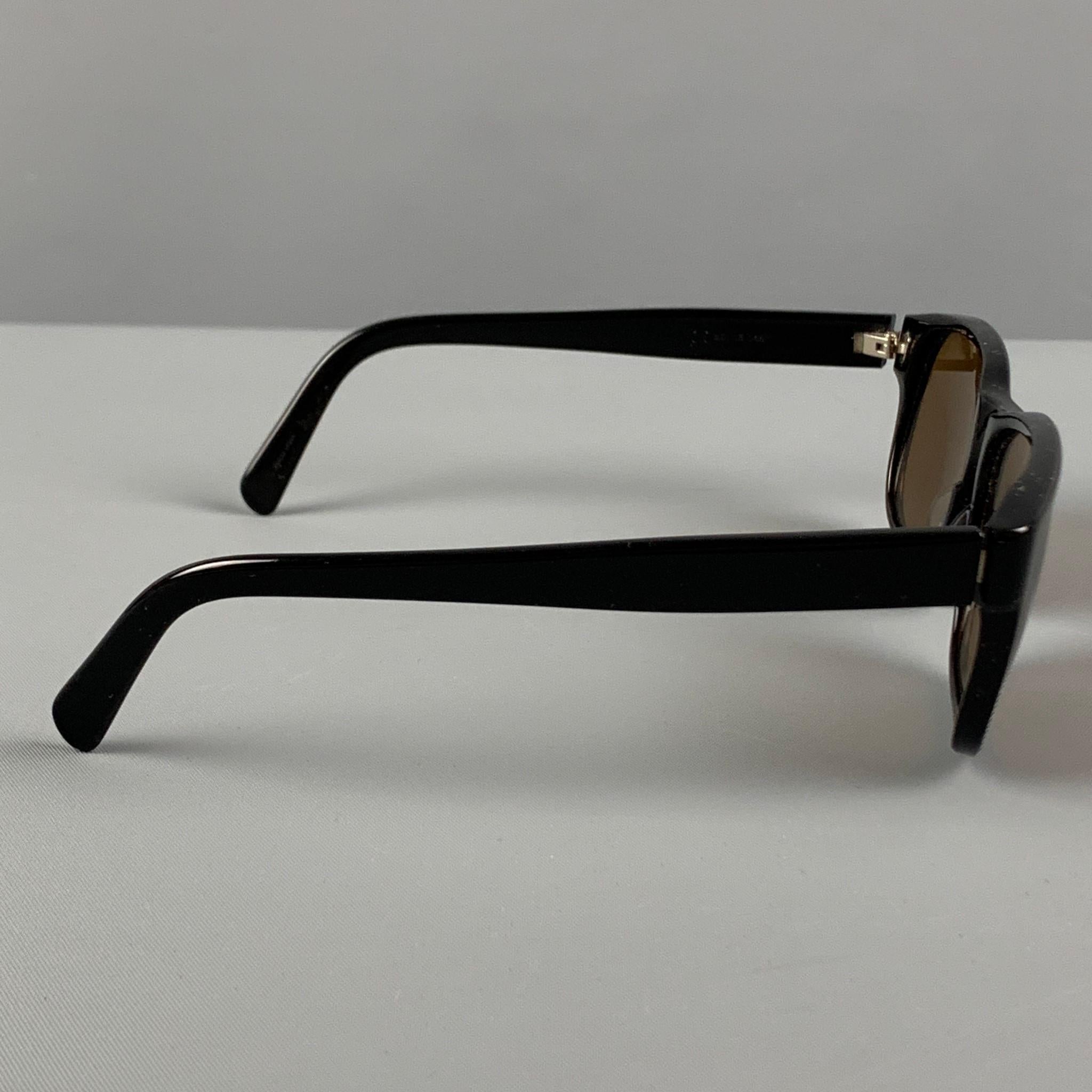 HELMUT LANG sunglasses comes in a black acetate featuring tinted lenses. Made in Japan. 

Very Good Pre-Owned Condition.
Marked: 21-0001

Measurements:

Length: 13.5 cm.
Height: 4.75 cm. 