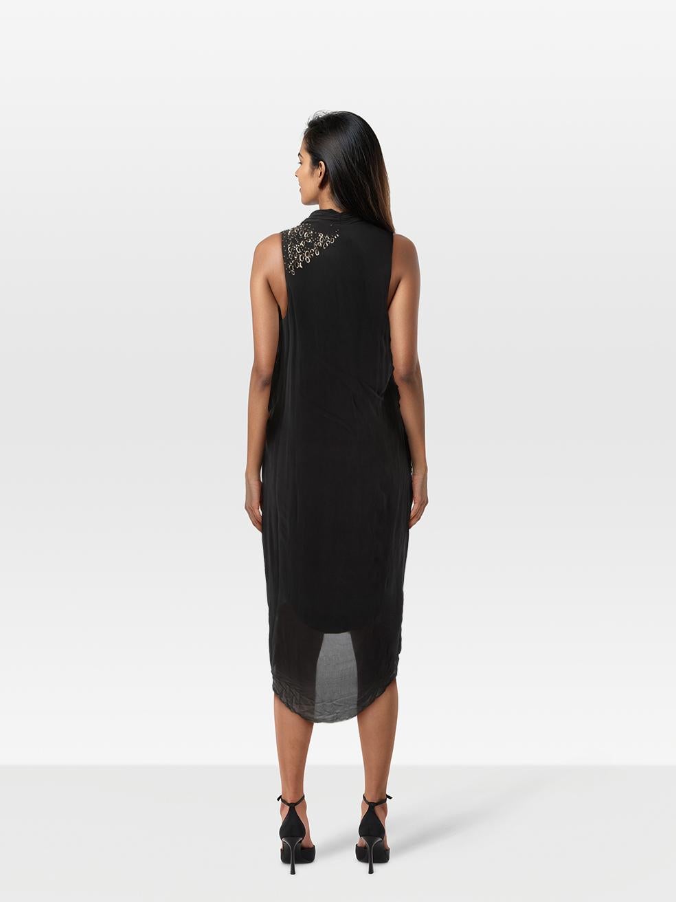 L'ÉTAT est très bon. L'usure de la robe est minime. Coin décollé sur l'étiquette du créateur au dos du col. Embellissements manquants sur le haut du dos de cet article de revente d'occasion du créateur Helmut Lang.
 

 

 

 Détails
 

 

 Noir
 

