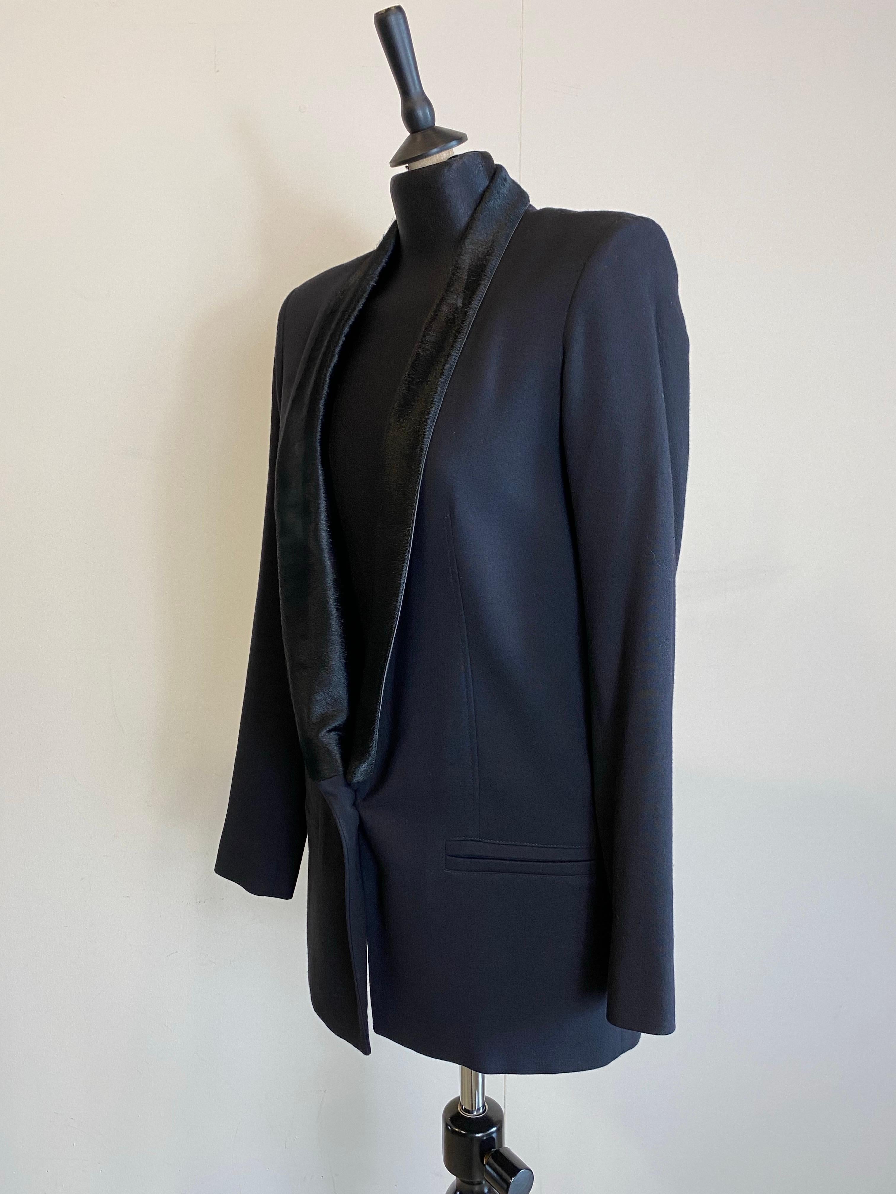 Giacca Helmut Lang.
Viscosa, lana vergine ed elastan.
Con inserti in pelliccia di vitello.
La taglia 0 corrisponde a una XS internazionale.
Spalle 38 cm
Busto 45 cm
Lunghezza 76 cm
Manica 60 cm
Buone condizioni generali, presenta normali segni di