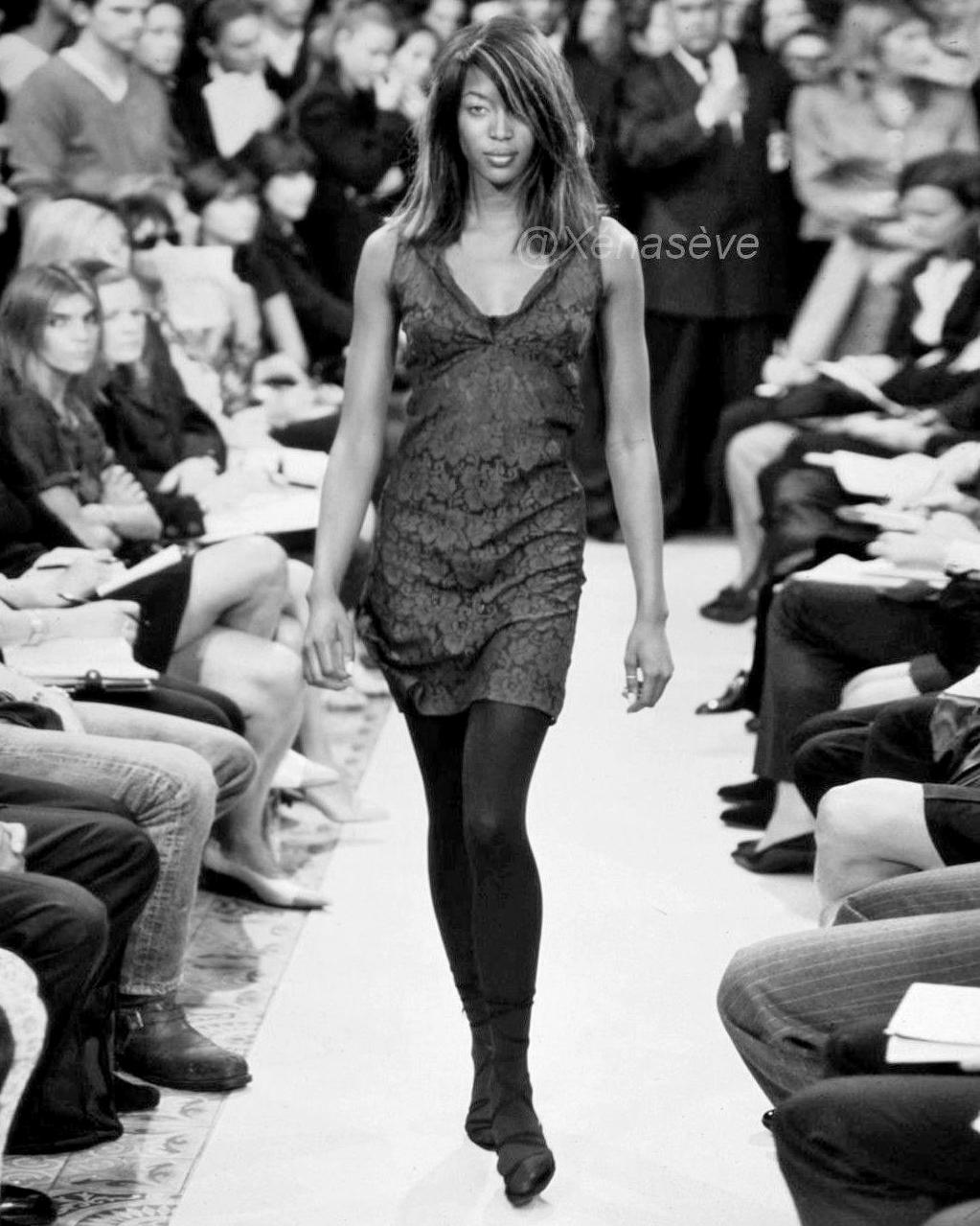 Helmut Lang, robe à capuche en dentelle noire, printemps-été 1996 en vente 4