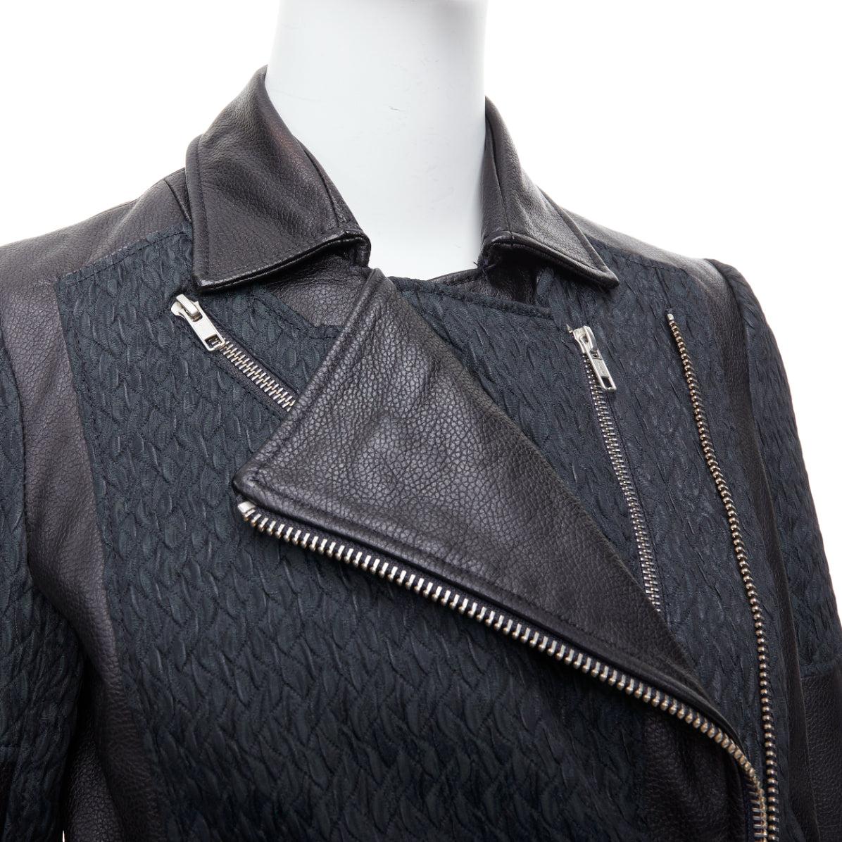 HELMUT LANG Schwarzes strukturiertes Leder mit Kieselsteinbesatz Reißverschluss Crop Biker P
Referenz: ECLO/A00047
Marke: Helmut Lang
Designer: Helmut Lang
MATERIAL: Leder, Stoff
Farbe: Schwarz, Grün
Muster: Solide
Verschluss: