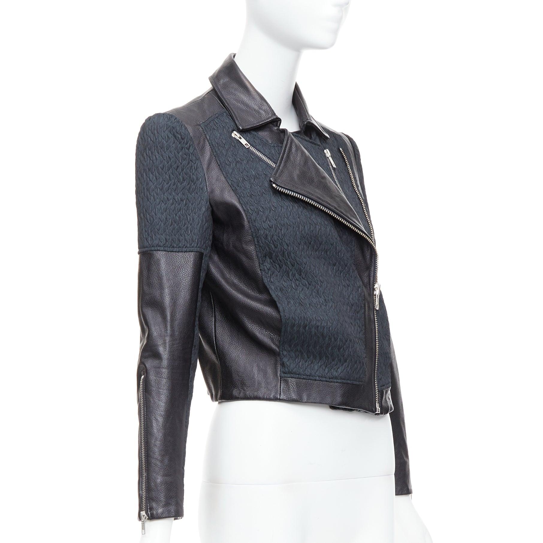 HELMUT LANG Schwarzes strukturiertes Leder mit Kieselsteinbesatz Reißverschluss Crop Biker P Damen im Angebot