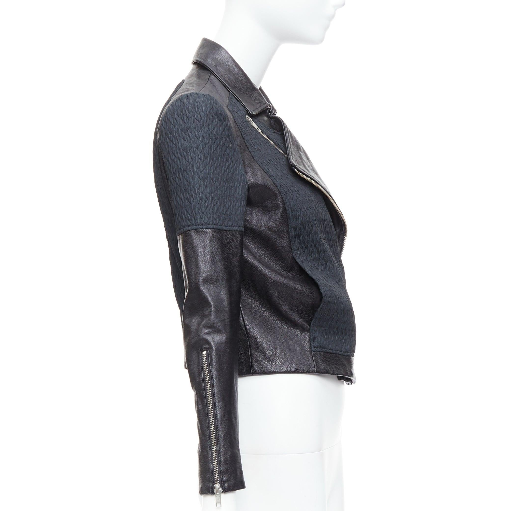 HELMUT LANG Schwarzes strukturiertes Leder mit Kieselsteinbesatz Reißverschluss Crop Biker P im Angebot 1