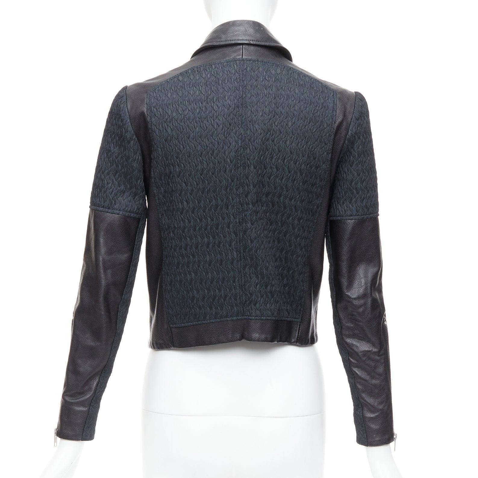 HELMUT LANG Schwarzes strukturiertes Leder mit Kieselsteinbesatz Reißverschluss Crop Biker P im Angebot 2