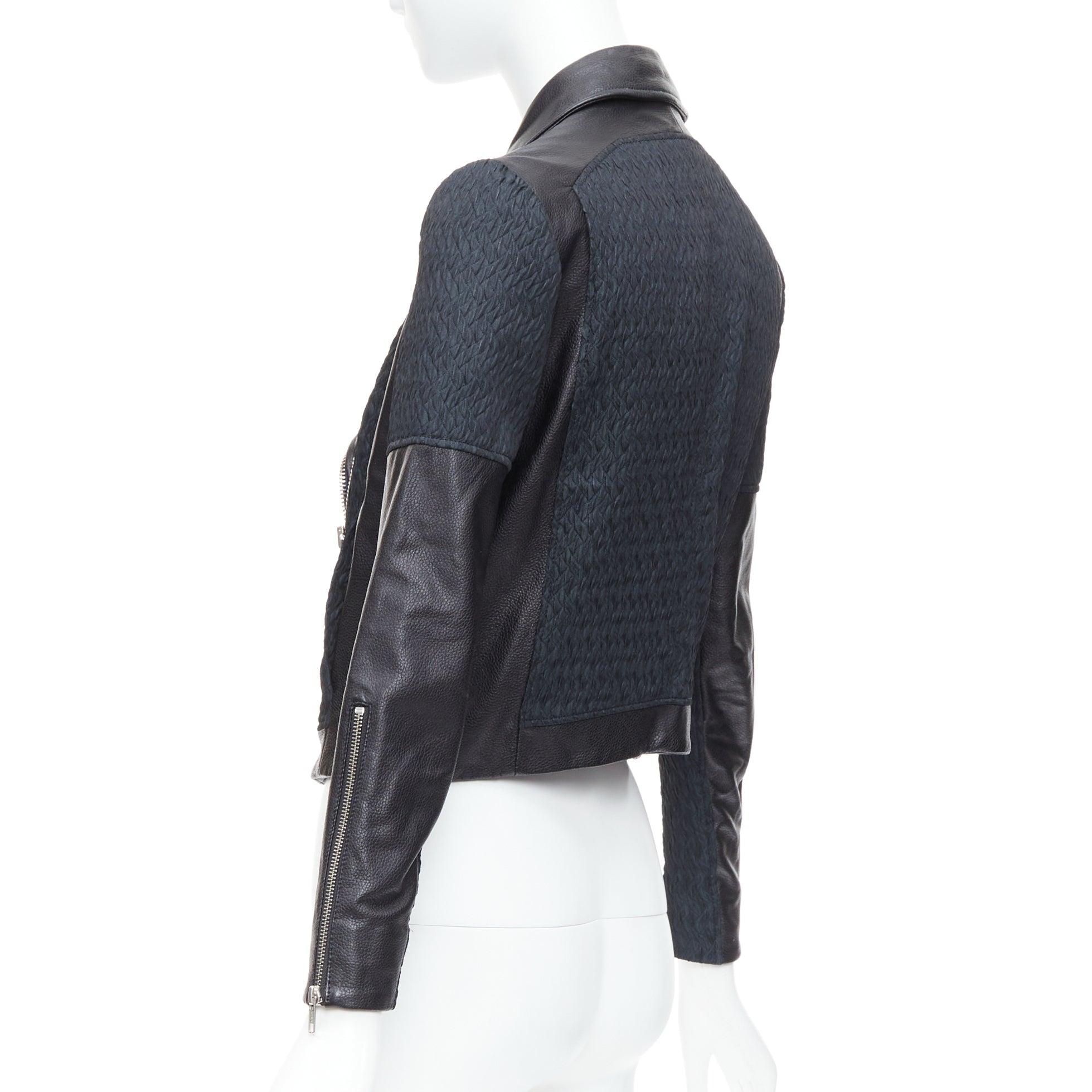 HELMUT LANG Schwarzes strukturiertes Leder mit Kieselsteinbesatz Reißverschluss Crop Biker P im Angebot 3