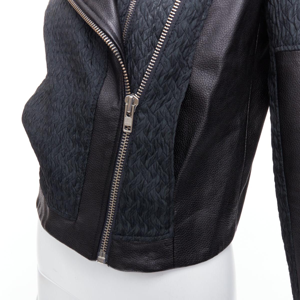 HELMUT LANG Schwarzes strukturiertes Leder mit Kieselsteinbesatz Reißverschluss Crop Biker P im Angebot 4