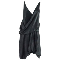 Helmut Lang Schwarzes Satinkleid mit Crossing-Riemen - 6