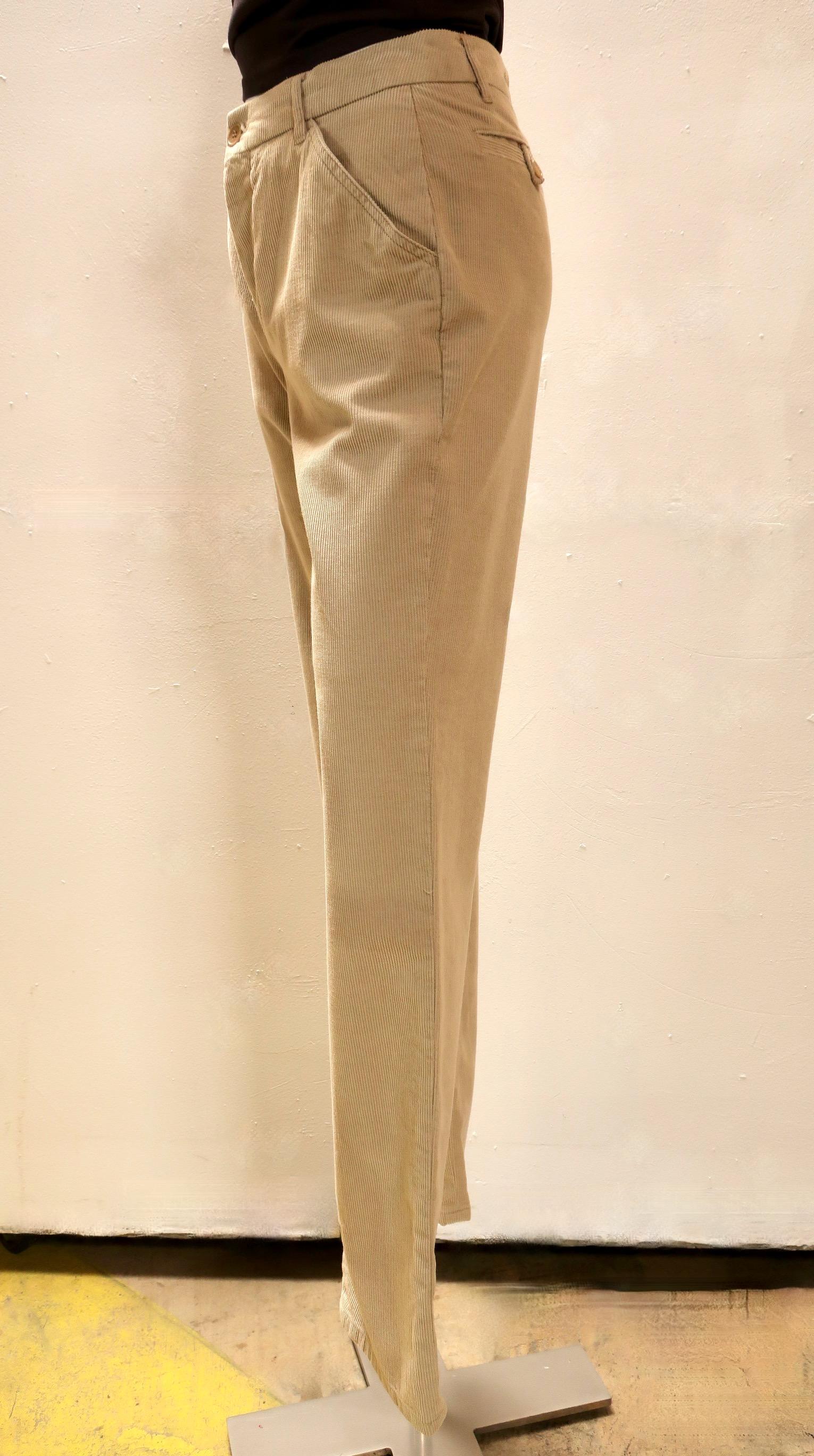 Ce velours côtelé classique est un classique de Helmut Lang. Ce pantalon à taille haute et à jambe droite est doté d'une braguette à la française qui maintient la fermeture à boutons en place. Deux poches avant obliques et deux poches arrière avec