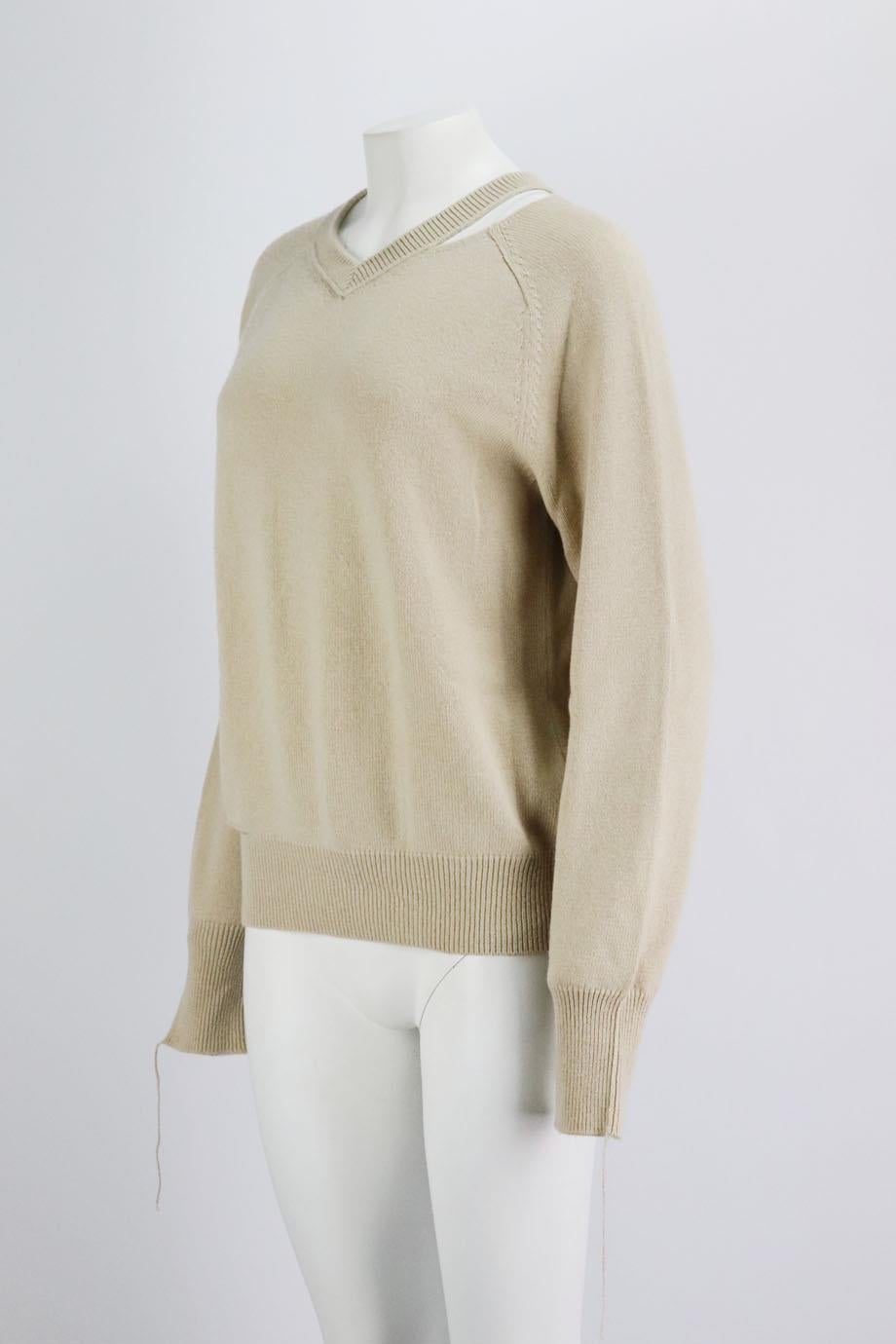 Este jersey de Helmut Lang está confeccionado en mezcla de lana y cachemira de color beige, con un ingenioso diseño de bolitas y escaleras desgastadas. Mezcla de lana y cachemira beige. Se desliza. 50% algodón, 35% lana, 15% cachemira. Talla: