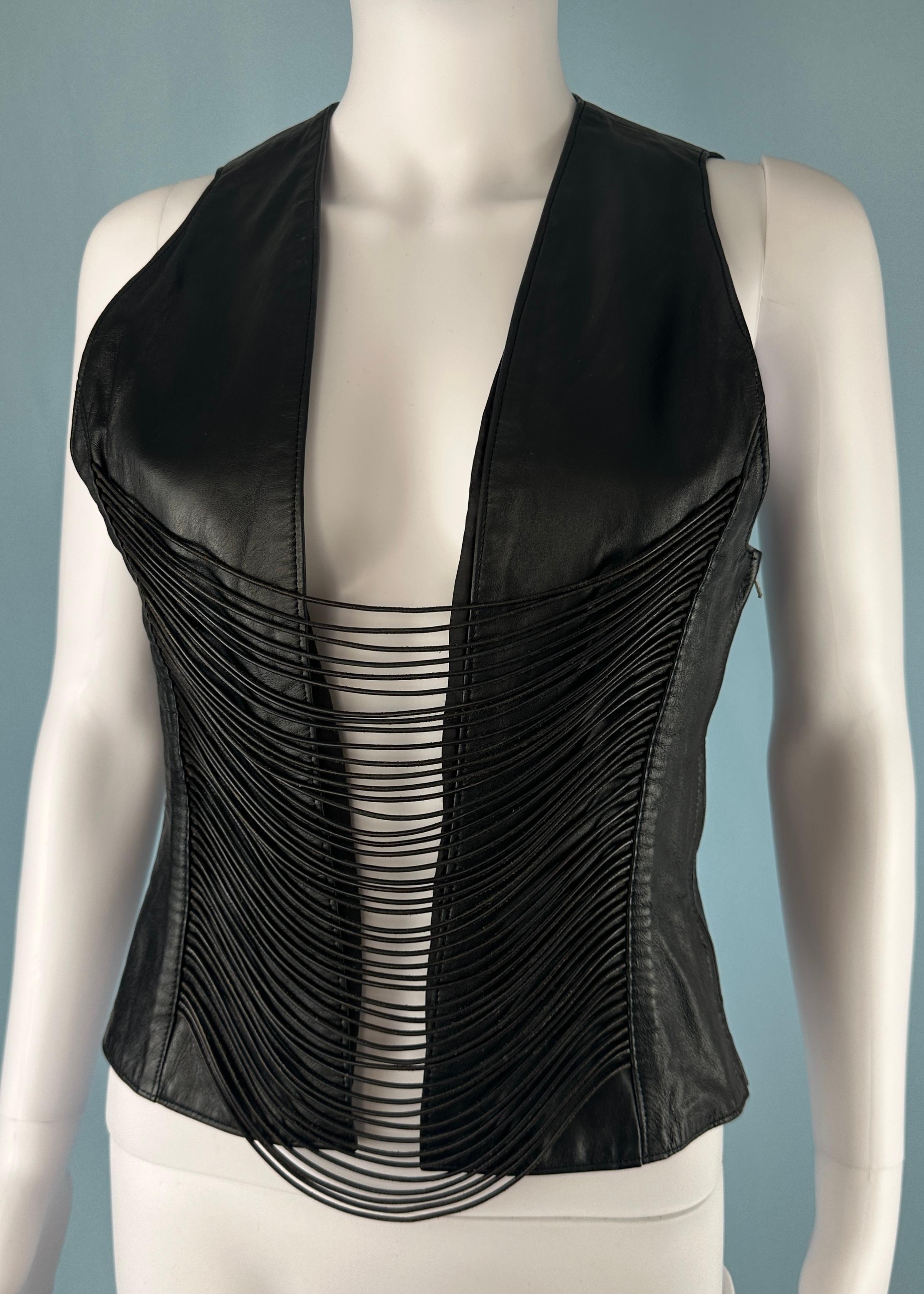 Helmut Lang

Fall 1992 - seen on the runway & in the Helmut Lang archive book “1986-2005” 

Black leather top 

Open front with draped leather detail

Zip up side 

100% leather outer 

fully lined 

Size 
