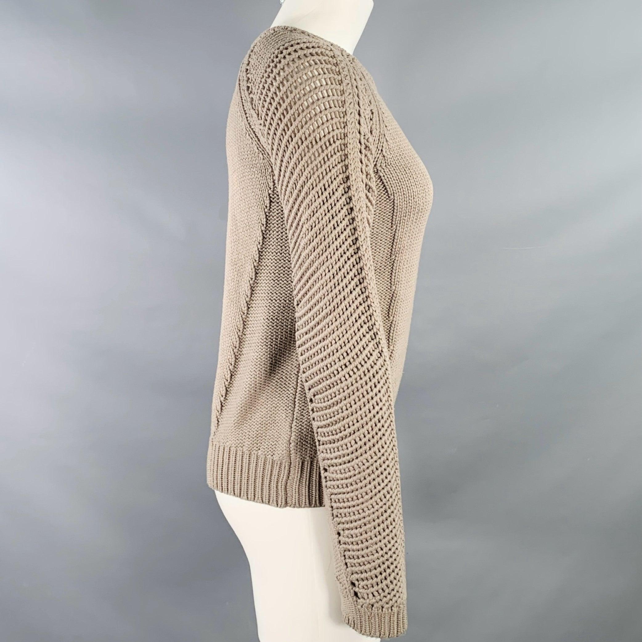 Pull HELMUT LANG FW13
en maille taupe, avec des manches longues en maille ouverte et un col ras du cou. Très bon état d'origine. Léger boulochage et signes d'usure. 

Marqué :   taille non indiquée 

Mesures : 
 
Épaule : 16.5 pouces Buste : 33