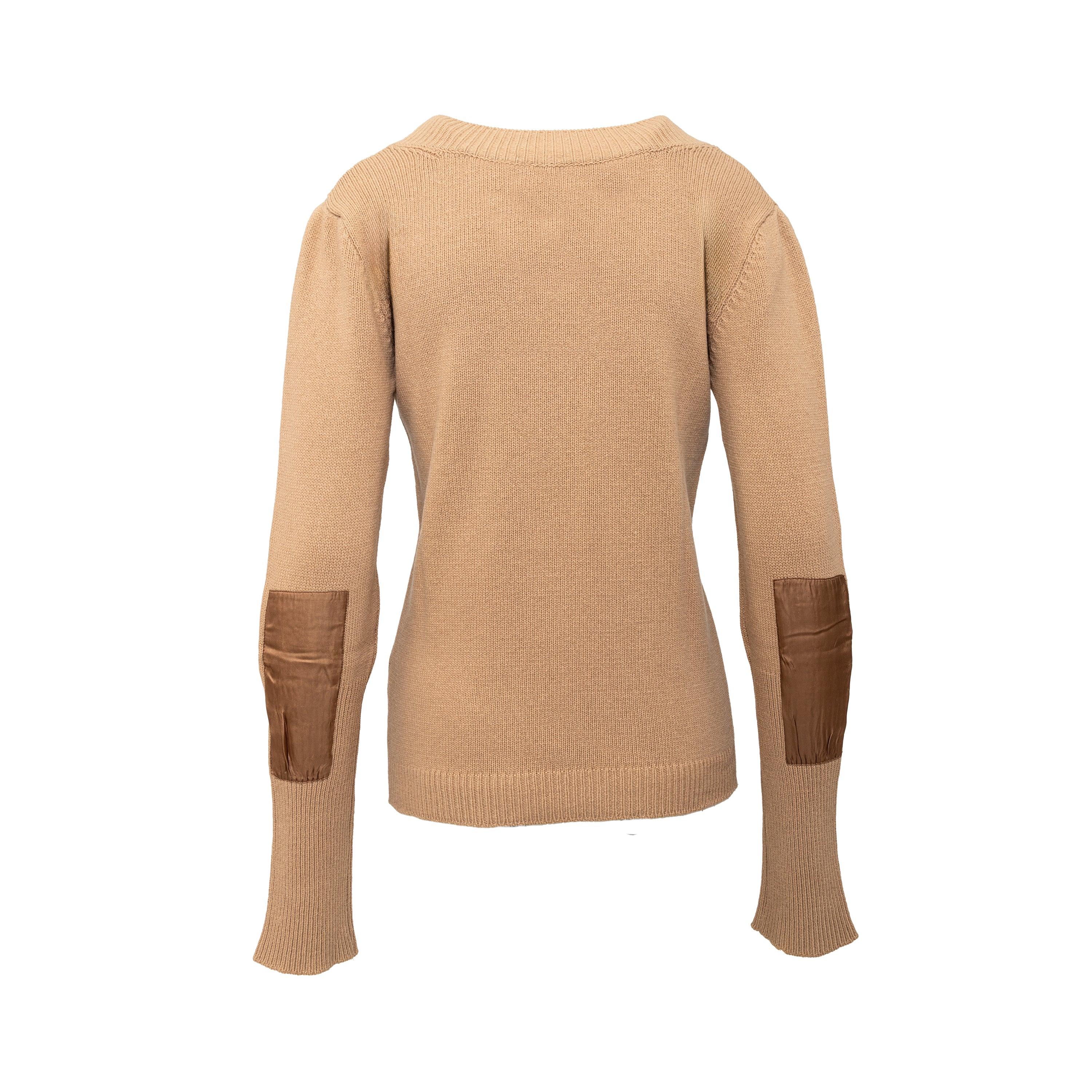 Questo maglione a maglia di Helmut Lang degli anni '90 è realizzato in lana al 100%, per offrire calore e durata eccellenti. L'orlo a coste e la toppa in seta sulla manica aggiungono un dettaglio sottile a questo maglione imperdibile. In un colore
