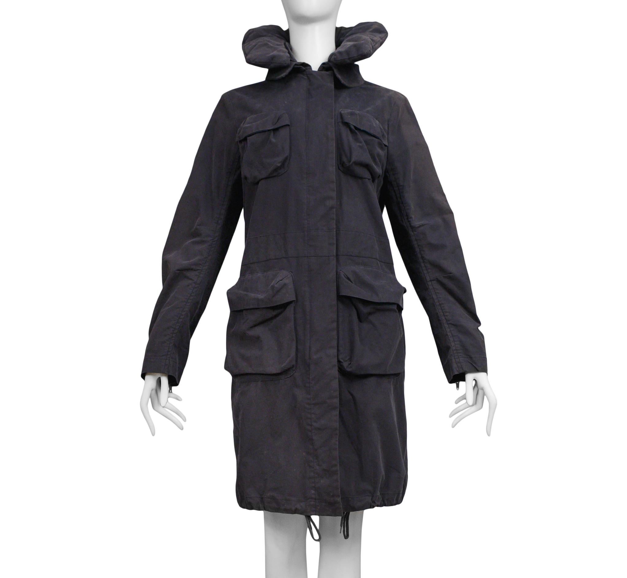 Resurrection Vintage is excited to offer a vintage Helmut Lang navy blue cotton four-pocket coat with a stowaway hood, detachable pillow collar, and internal bondage straps. Collection 2000. Some slight fading.

Helmut Lang 
Size 40
Measurements :
