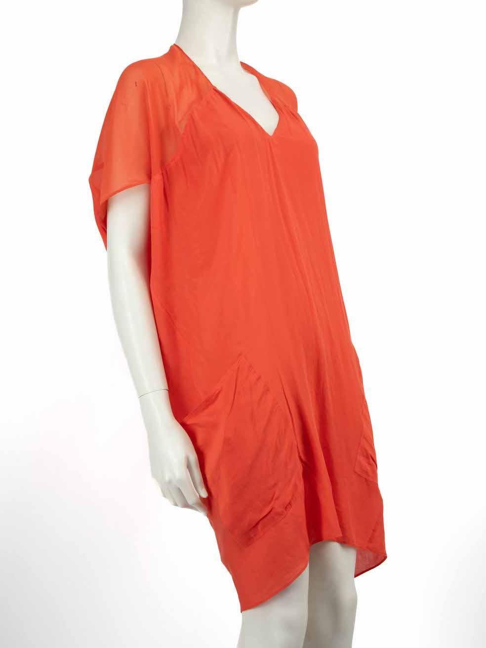 CONDIT ist sehr gut. Kaum sichtbare Abnutzungserscheinungen am Kleid sind bei diesem gebrauchten Helmut Lang Designer Wiederverkaufsartikel zu erkennen.
 Einzelheiten
 Orange
 Viskose
 Kleid
 Mini
 Kurzarm
 V-Ausschnitt
 1x Vordertasche
 
 
