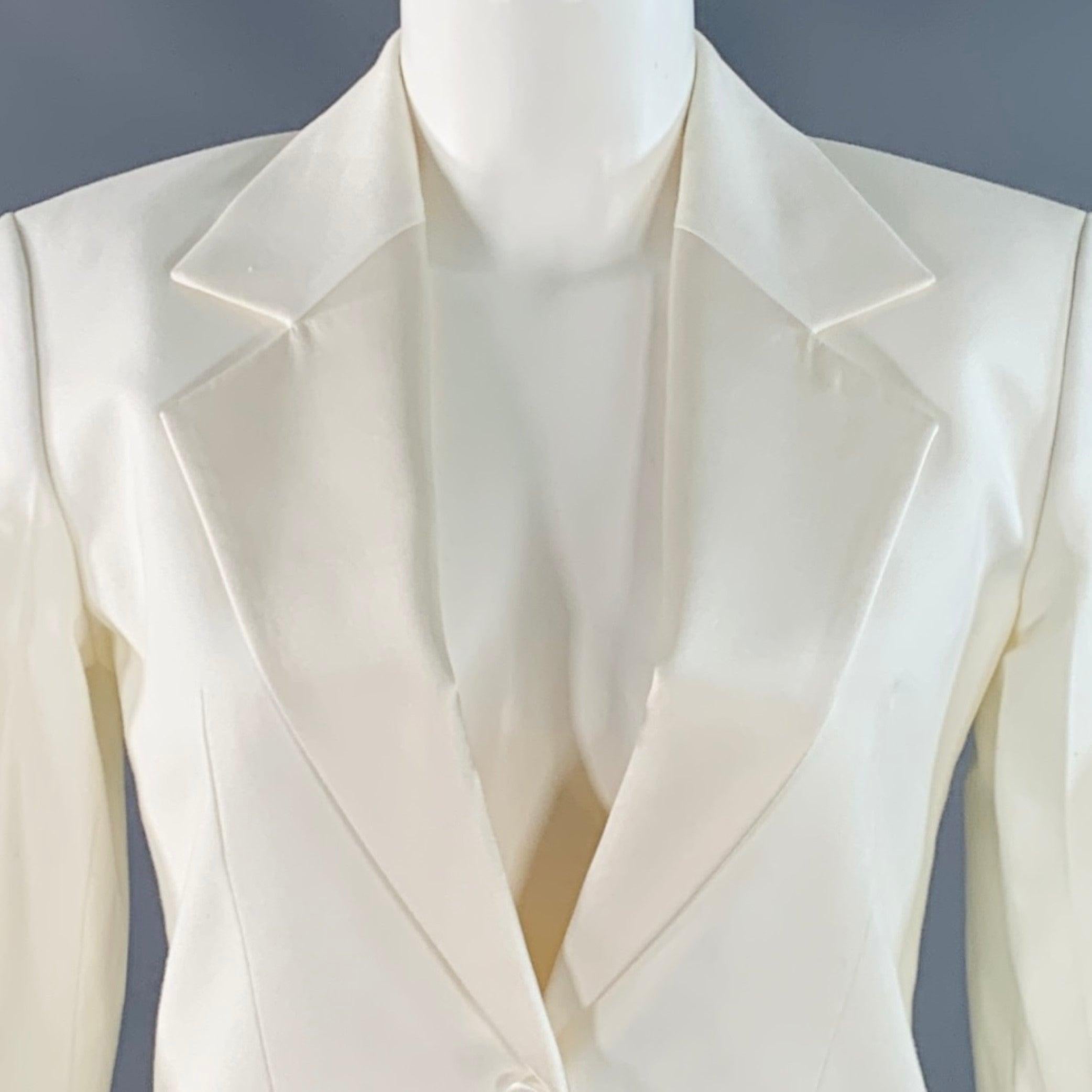 HELMUT LANG Blazer
in einer cremefarbenen Viskose-Baumwoll-Mischung, mit einem satinierten Revers mit Kerbe, einer Belüftung hinten und einem Knopfverschluss. Geringfügige Spuren und Gebrauchsspuren. 

Markiert:   0 

Abmessungen: 
 
Schultern: