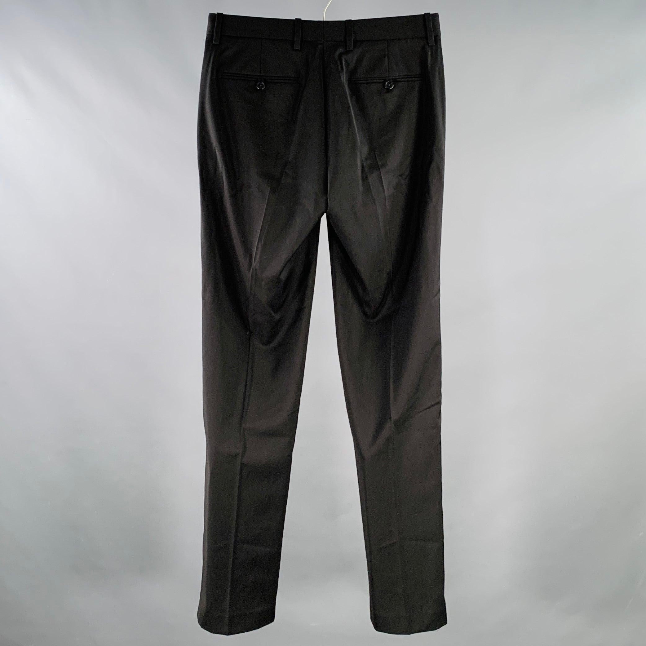 Pantalones de vestir HELMUT LANG
en un tejido de lana virgen negra, con un estilo de frente plano, rayas laterales con cinturón de lona negra, corte cónico y cierre de bragueta con cremallera. Nuevo con etiquetas. 

Marcado:   31 

Medidas: 
 