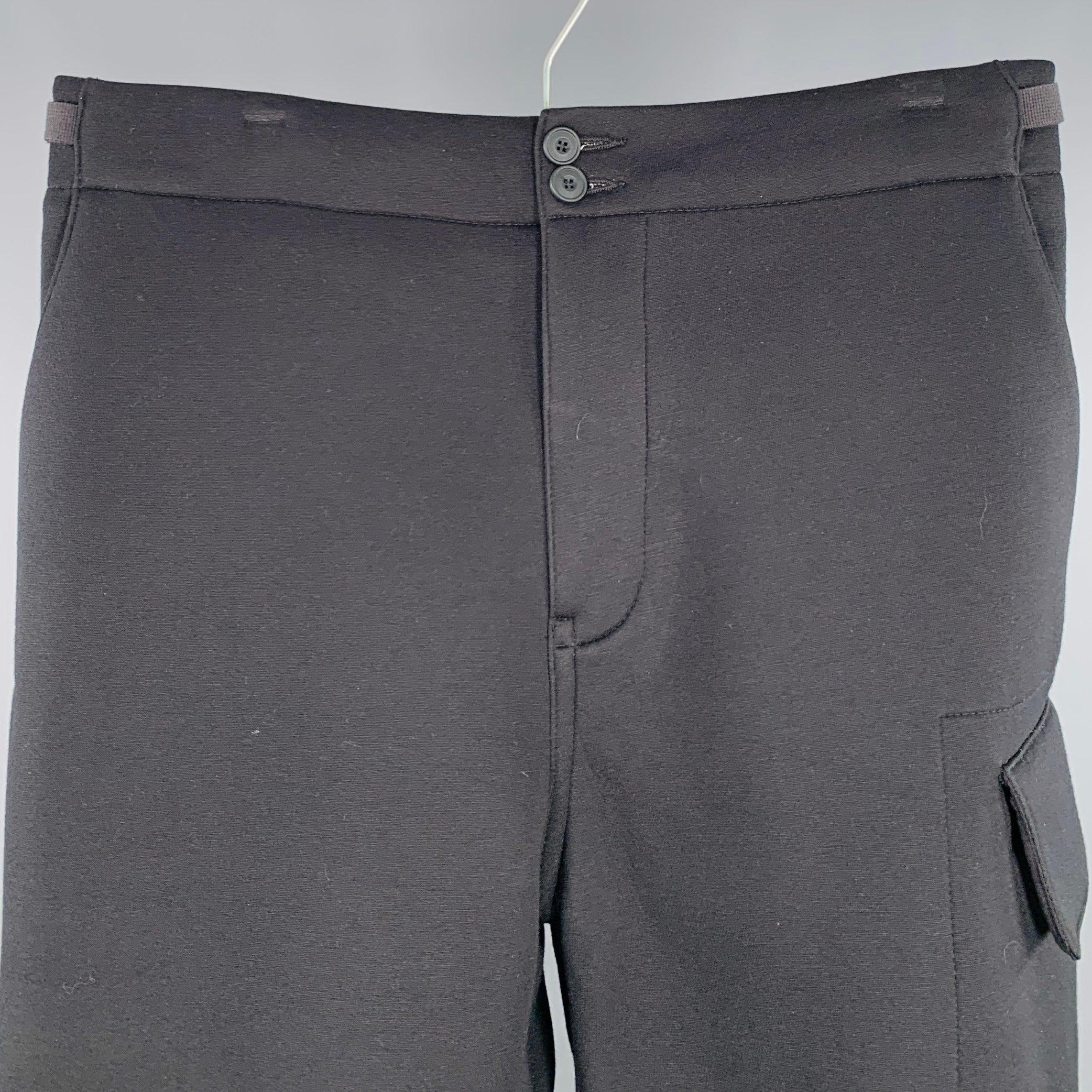 HELMUT LANG Freizeithose
aus weichem und bequemem schwarzem Modalgewebe mit verstellbaren Seitenlaschen, zwei Cargotaschen (eine mit Klappe und eine mit Reißverschluss), Druckknöpfen am Knöchel und Reißverschluss am Hosenschlitz. Made in
