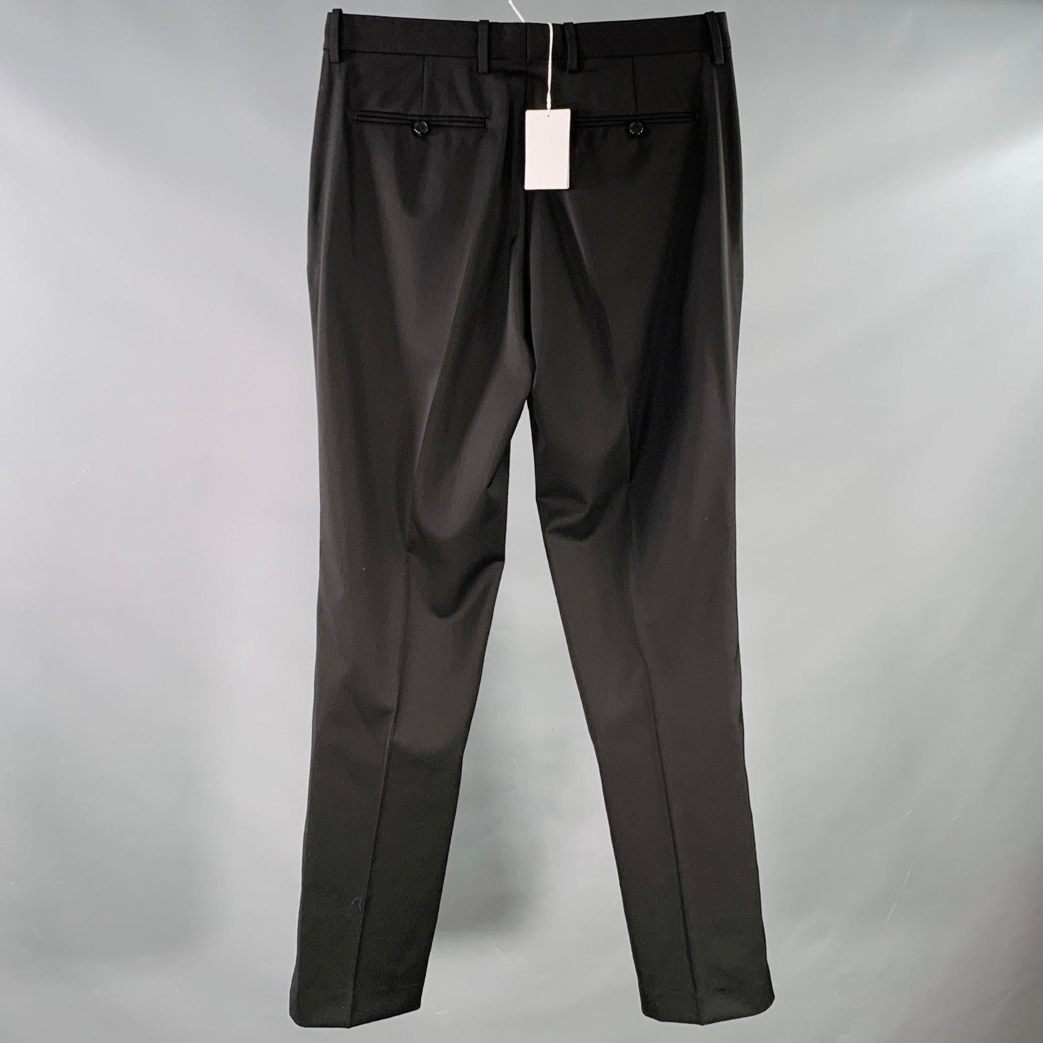 Pantaloni eleganti HELMUT LANG by Peters DO
in un
in lana nera, stile flat front, gamba dritta e chiusura con zip.Nuovo con etichetta. 

Contrassegnato:   34 

Misure: 
  Vita: 34 pollici Cavallo: 10 pollici Gamba: 34 pollici 

  
  
 
Riferimento