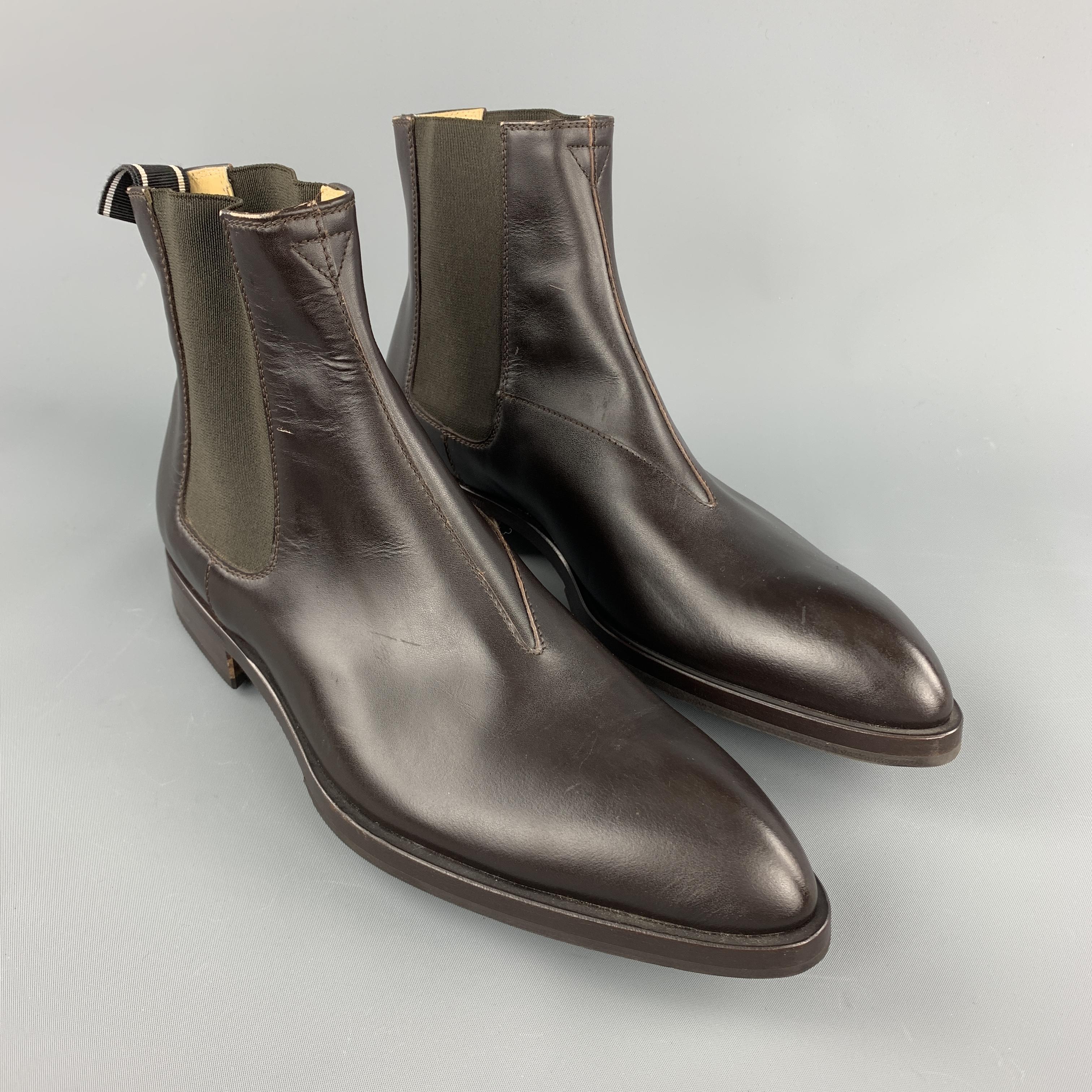 HELMUT LANG Ankle Chelsea Boots comes in a solid brick leather material, with a pointed toe, a trim, pull on. Made in Italy. 

Excellent Pre-Owned Condition.
Marked: UK 6

Measurements:

Length: 12 in.
Width: 4.2 in.
Height: 6.5 in.