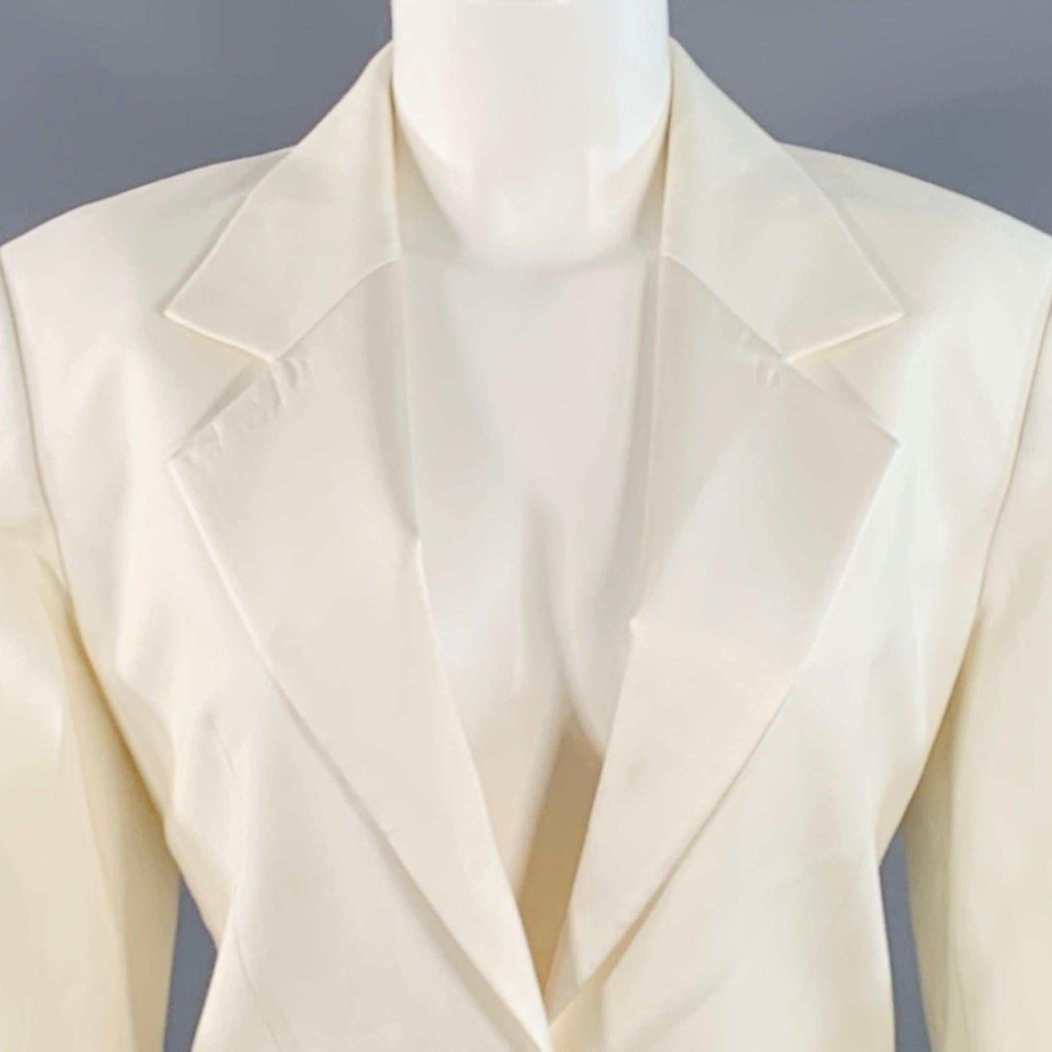 HELMUT LANG Blazer
aus einem cremefarbenen Viskose-Baumwoll-Mischgewebe, mit einem satinierten Revers, einem Schlitz auf der Rückseite und einem Knopfverschluss.Guter, gebrauchter Zustand. Mehrere kleine Spuren und Gebrauchsspuren. 

Markiert:   8