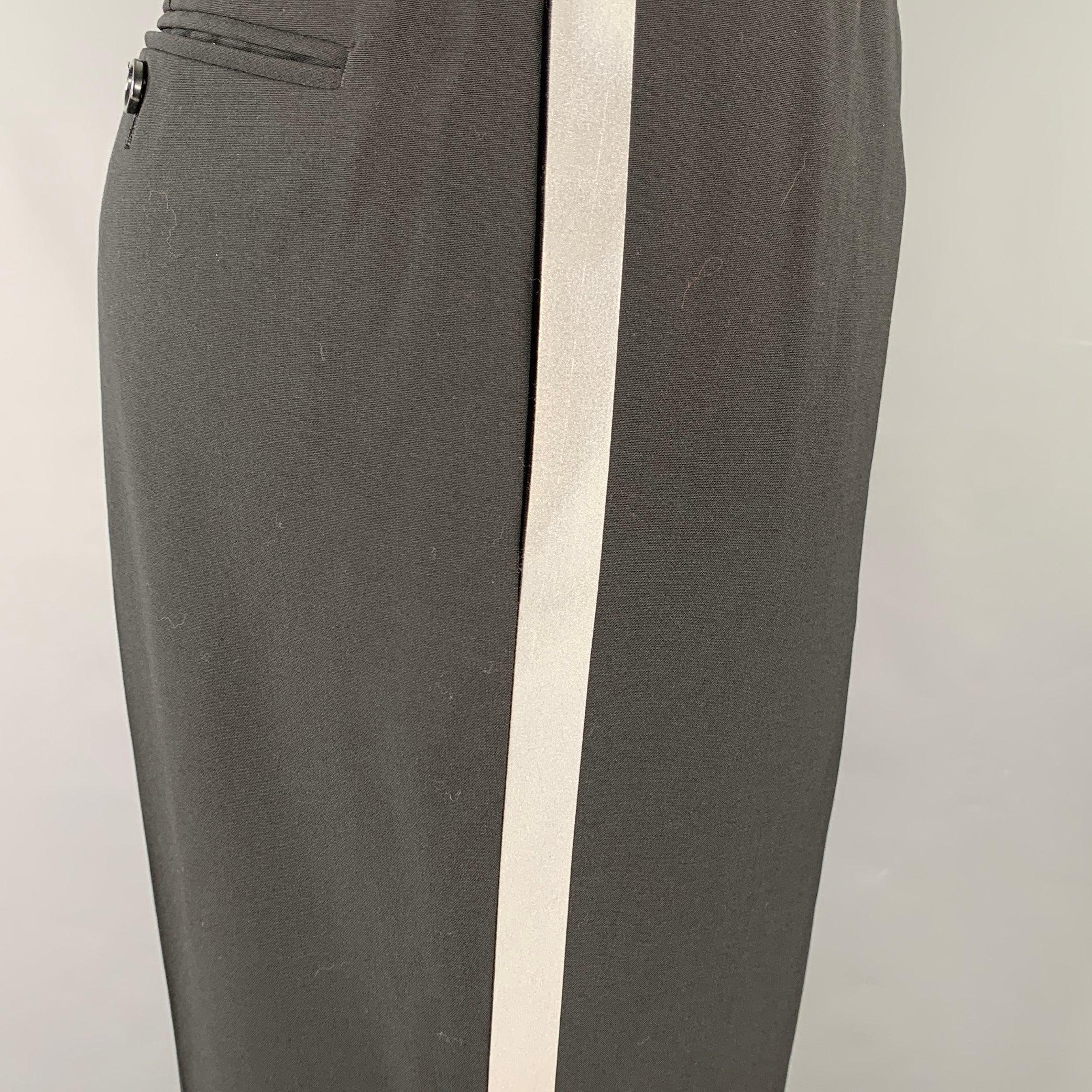 Pantaloni casual di Helmut Lang
in misto lana nera elasticizzata con strisce laterali argentate riflettenti ed elastico in vita. Nuovo con etichetta. 

Contrassegnato:   L 

Misure: 
  Vita: 32 - 37 pollici Cavallo: 10,5 pollici Cavallo: 33 pollici
