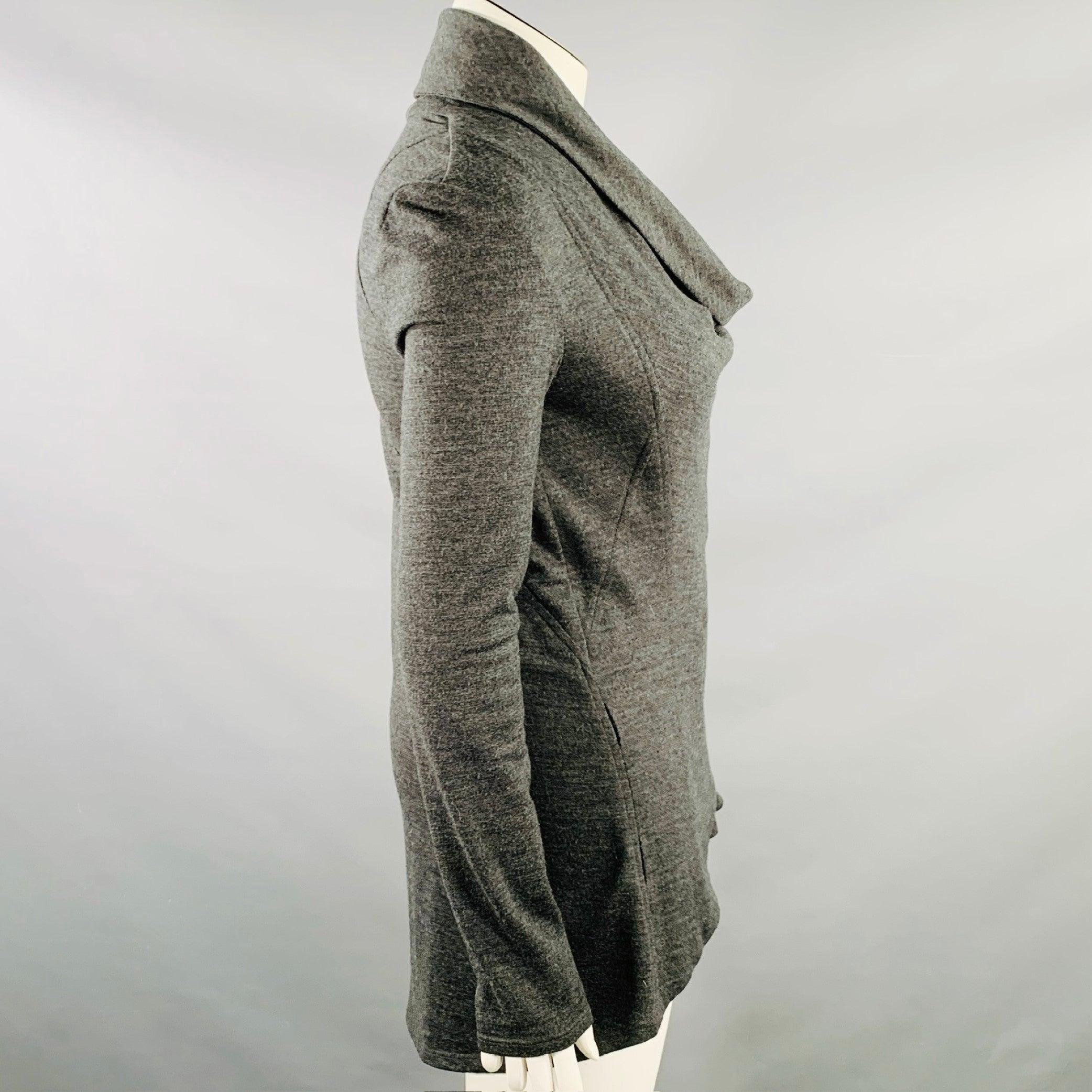 Pull HELMUT LANG
en laine gris anthracite, avec col bénitier, manches longues et fermeture zippée asymétrique. Fabriqué aux Etats-Unis. Excellent état. 

Marqué :   L 

Mesures : 
 
Épaule : 16 pouces Poitrine : 38 pouces Manches : 26.5 pouces