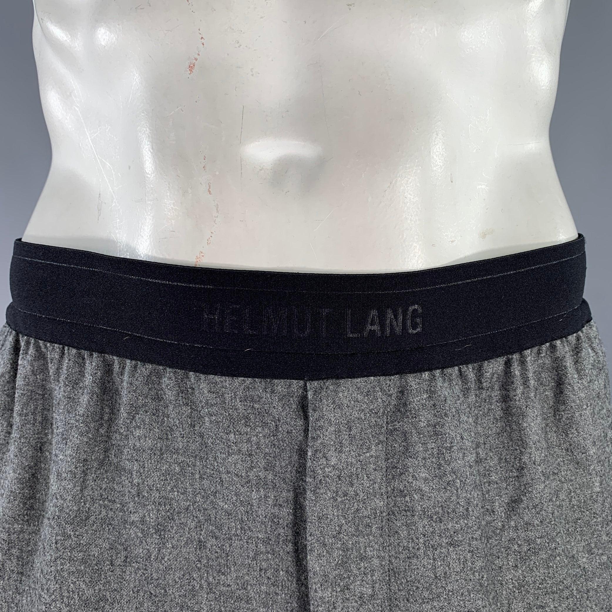 HELMUT LANG pantalon décontracté
en laine vierge gris chiné, avec un devant plat, des détails de rayures latérales et une ceinture élastique noire. Fabriqué en Italie. Nouveau avec étiquettes. 

Marqué :   L 

Mesures : 
  Taille : 32 - 36 pouces