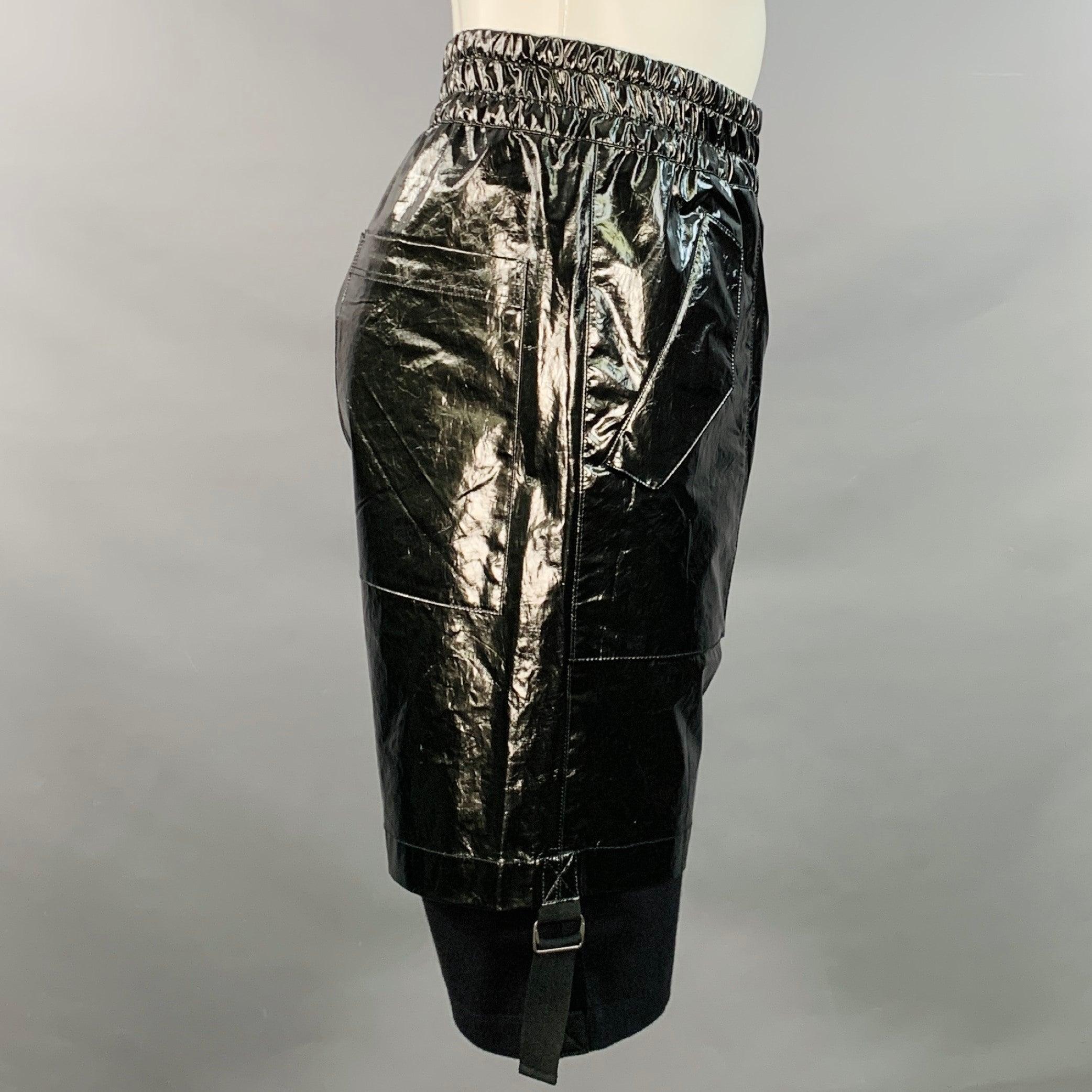 Pantaloncini Helmut Lang
in cotone spalmato nero antracite, caratterizzato da uno stile a strati con strato inferiore in maglia a costine (regolabile con cintura laterale), quattro tasche (due con patta e due applicate) ed elastico in vita.