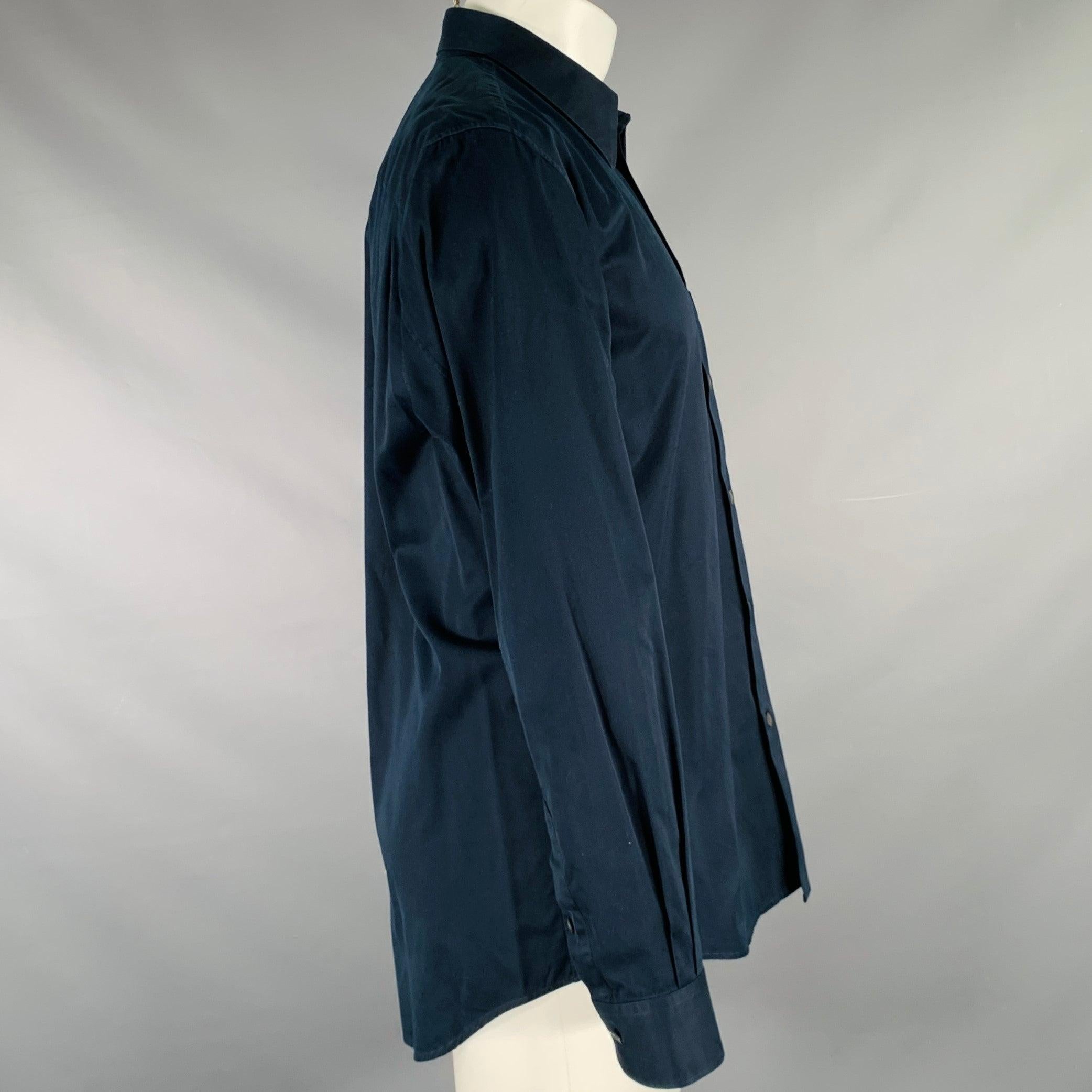 Camicia a maniche lunghe di Helmut Lang
in tessuto di cotone navy con colletto ampio, una tasca e chiusura a bottoni. Prodotto in Italia. Eccellente condizione di usato. 

Contrassegnato:   41/16 

Misure: 
 
Spalla: 18 pollici Petto: 44 pollici