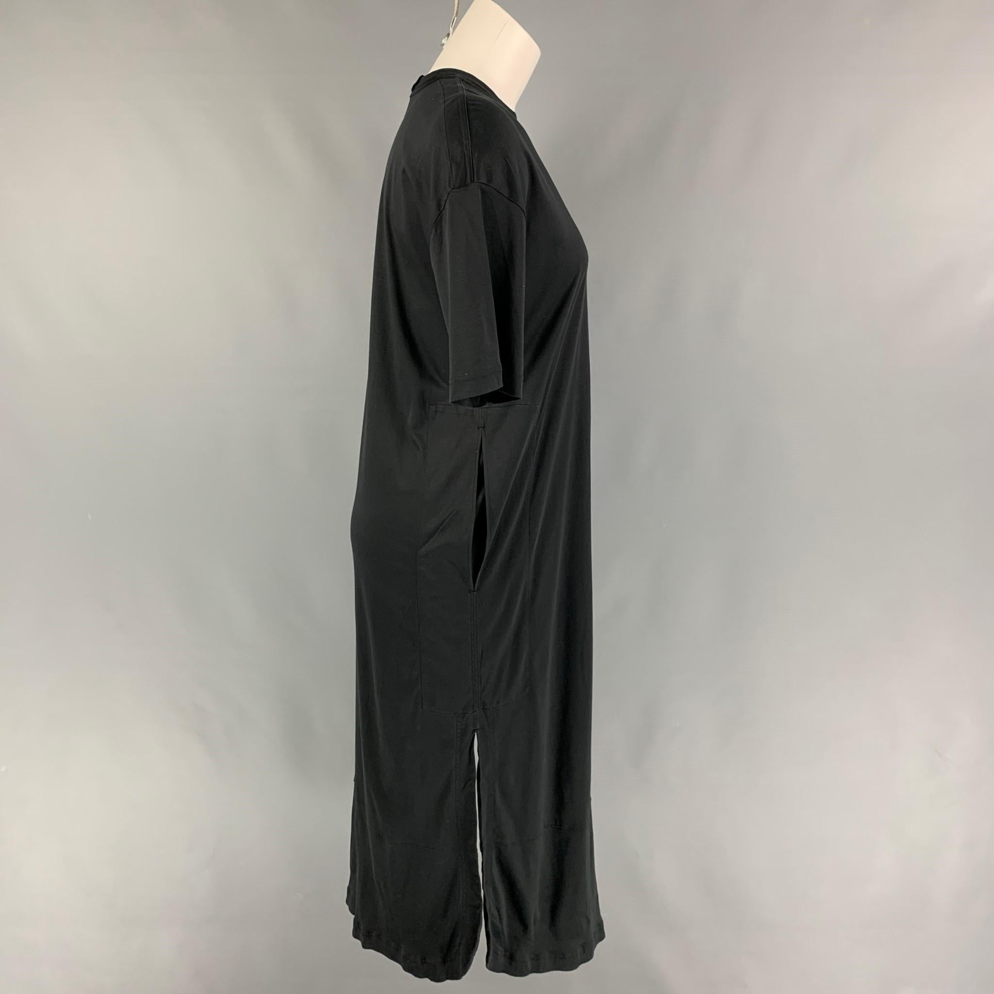 HELMUT LANG dress comes in a black material featuring side slits, crew-neck, and slit pockets. 

Very Good Pre-Owned Condition. Fabric tag removed.
Marked: Size tag removed.

Measurements:

Shoulder: 20 in.
Bust: 36 in.
Sleeve: 8.5 in.
Length: 45