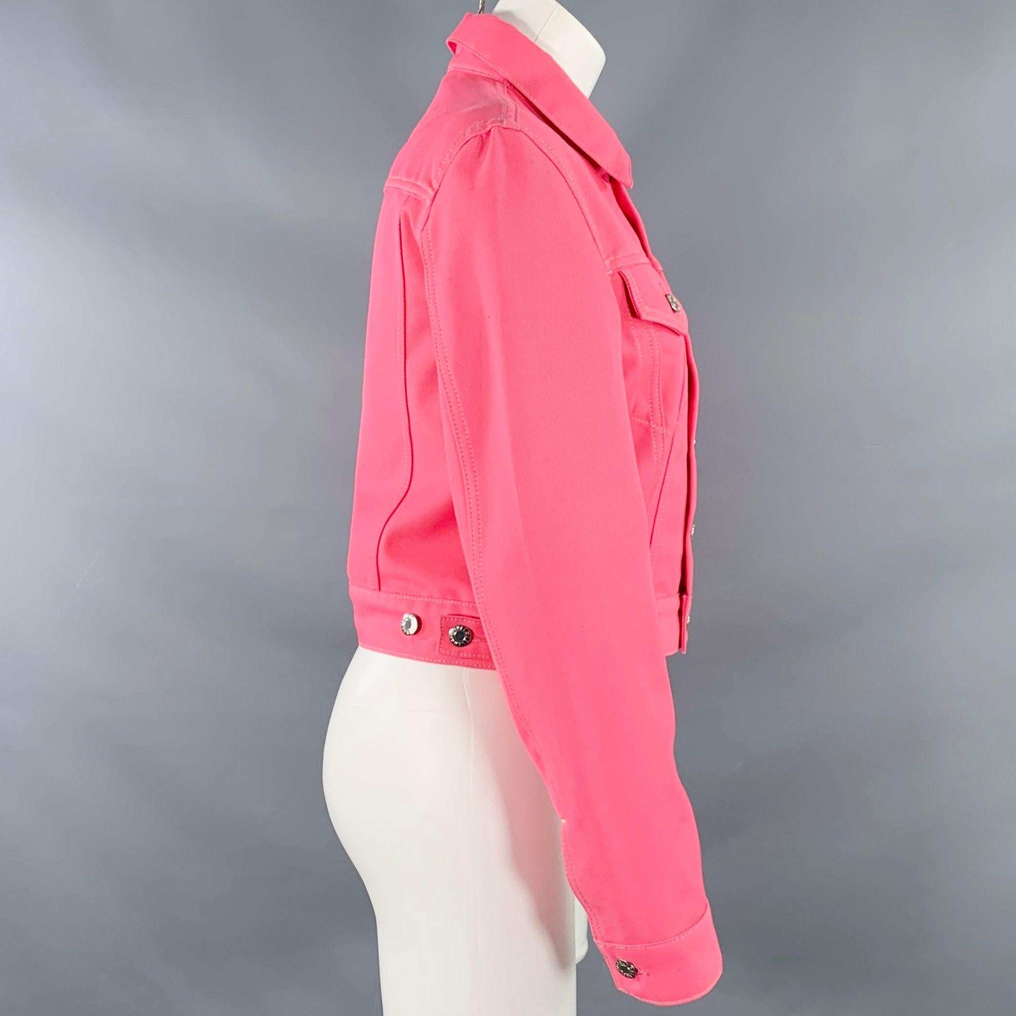 HELMUT LANG trucker jacket
in a
pink cotton polyester blend woven twill featuring two buttoned chest pockets, a boxy crop fit, and button closure. Made in Italy.Excellent Pre-Owned Condition. 

Marked:   Women's S/ Men's XXS 

Measurements: 
