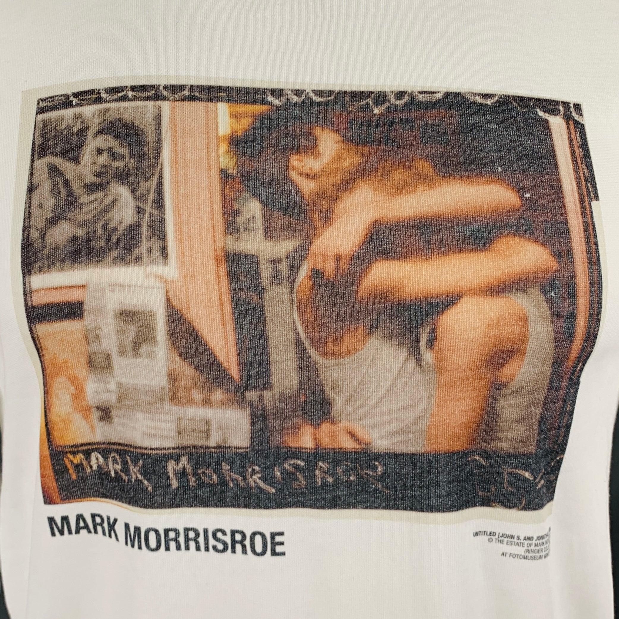 HELMUT LANG t-shirt
in a white cotton knit featuring Mark Morrisroe photographic print, long sleeves, and crew neck. Made in Portugal.Excellent Pre-Owned Condition. 

Marked:   S 

Measurements: 
 
Shoulder: 18 inches Chest: 37 inches Sleeve: 25