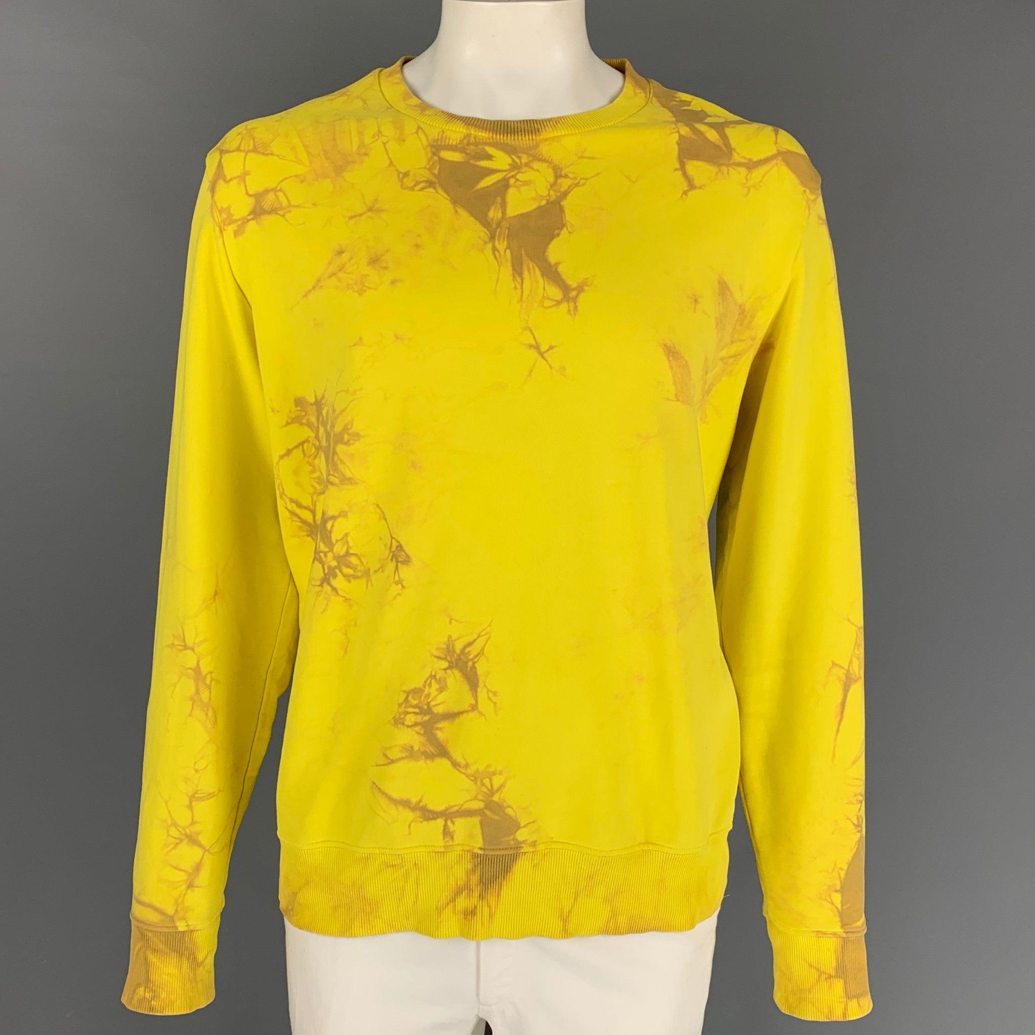 HELMUT LANG sweatshirt comes in a yellow & brown tie dye cotton featuring a back logo design, ribbed hem, and a crew-neck. Made in Portugal.
Very Good
Pre-Owned Condition. 

Marked:   XXL 

Measurements: 
 
Shoulder:
20 inches  Chest: 50 inches 