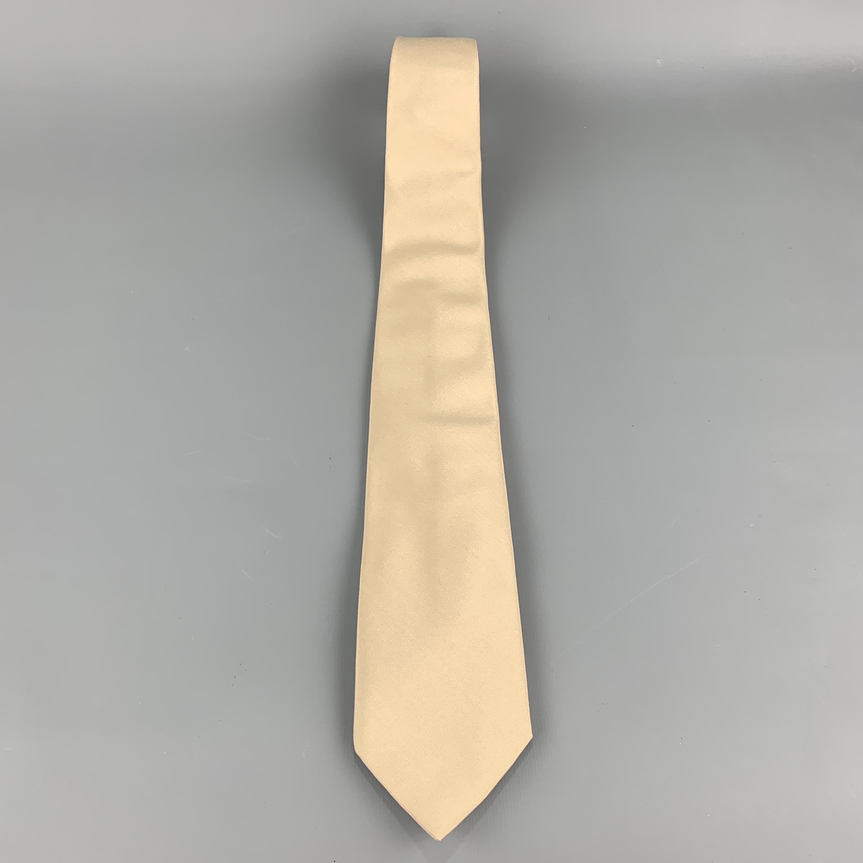 HELMUT LANG necktie comes in khaki beige silk with a slim cut. Hand Made in Italy.

Excellent Pre-Owned Condition.

Width: 2.75 in.