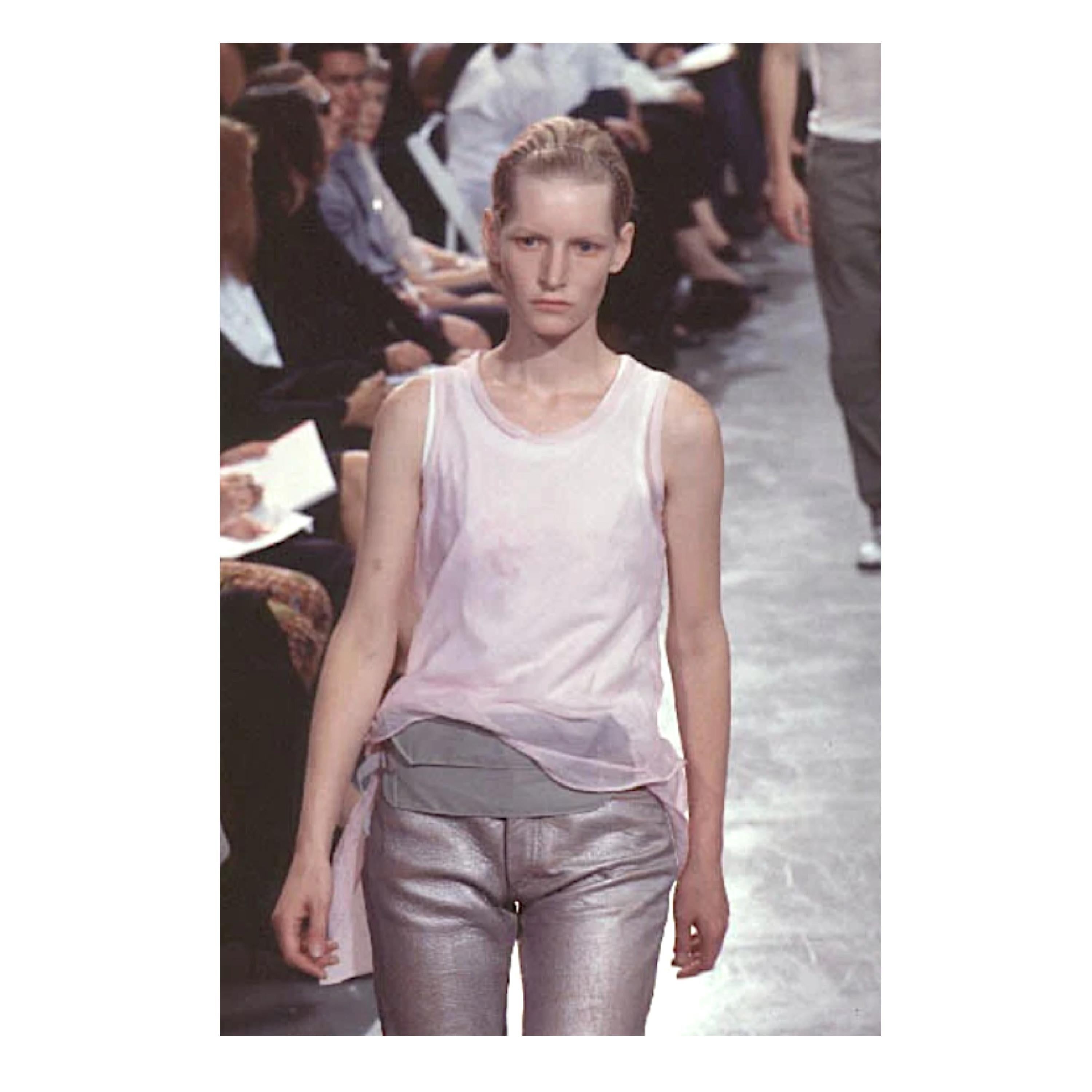 Vintage Helmut Lang by Helmut Lang Spring Summer 1999 Runway Cotton Waist Pack With Strap Closure T
Le sac est fabriqué à partir d'une popeline de coton-nylon densément tissée, recouverte d'une couche de polyuréthane qui lui confère une texture