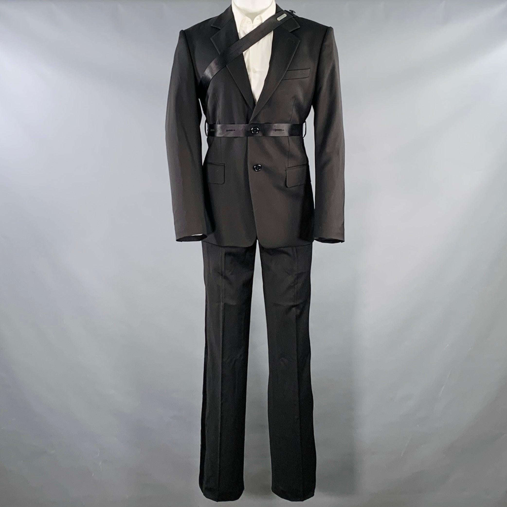 Abito HELMUT LANG by PETER DO SS24
in lana vergine nera con fodera integrale e comprende un cappotto sportivo monopetto a due bottoni con revers a lancia e pantaloni piatti abbinati. Il design è caratterizzato da strisce nere da smoking sui