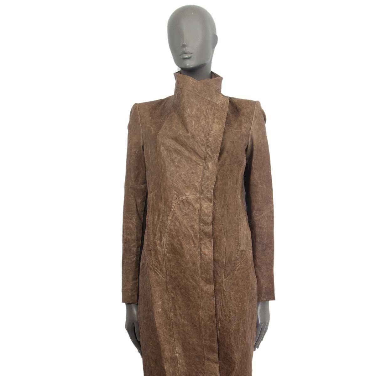 100% authentic Helmut Lang distressed leather coat in dried tobacco sheep leather (100%). With a draped collar, seam details, two slash pockets and with a knitted part along the inside of the sleeves. Lined in taupe cotton (100%). Closes with