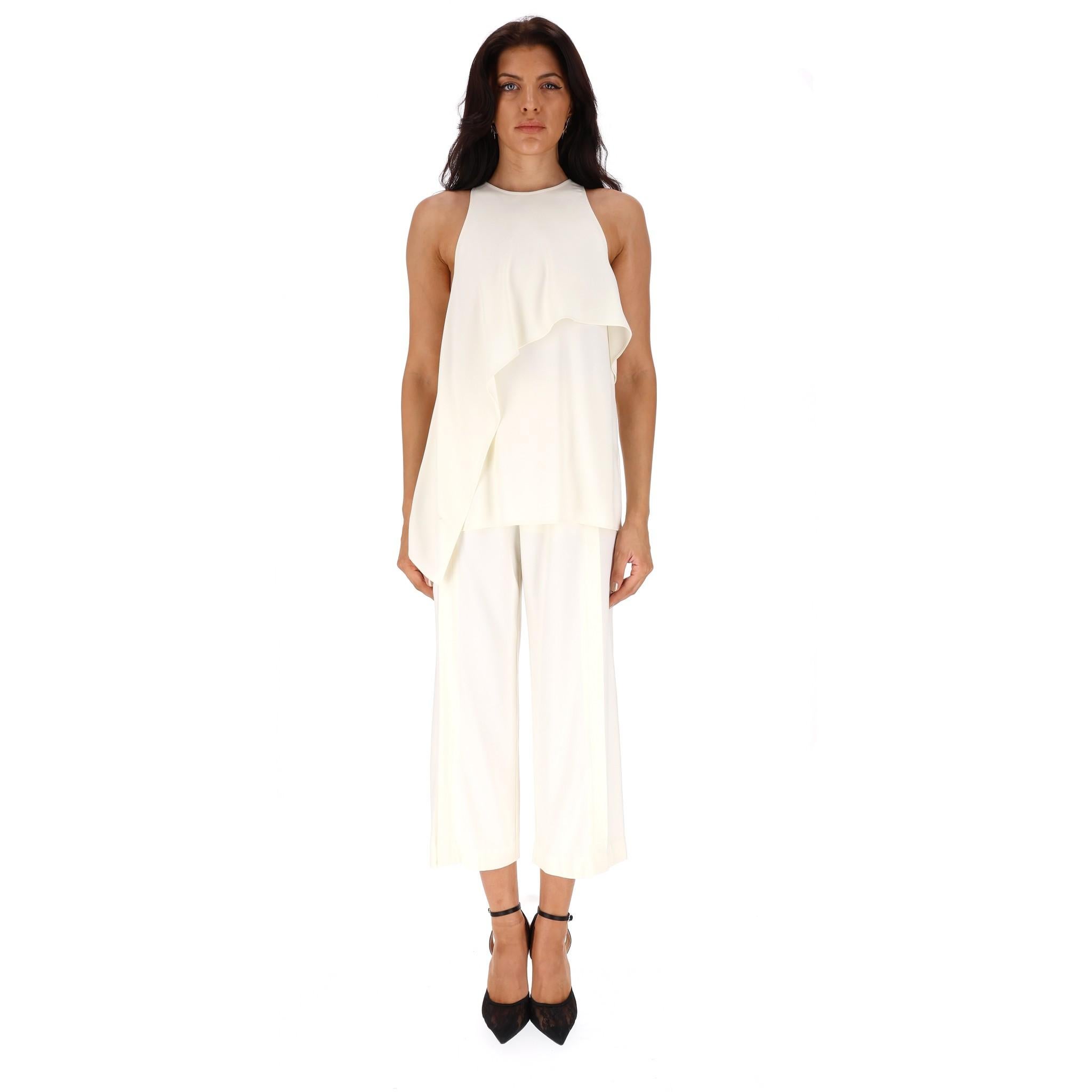 Conjunto de top y pantalón Helmut Lang

Conjunto marfil compuesto por un top sin mangas, a capas y con cierre de botones en la parte trasera.

Pantalón recto a juego con cintura elástica. Forrado de seda.

Precio aprox. 500

Talla - XS

Estado -