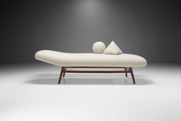 This rare daybed by German architect and furniture designer Helmut Magg (1927-2013) breathes the aesthetics of 1950s design. With a clear occupation with geometry, Magg’s architectural prowess is evident in the lines of this daybed. 

The keywords